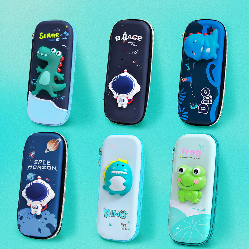 EVA 3D立体ペンケース 3層収納 防水 筆箱 キッズ 小学生 幼稚園や小学生のお子様向けにデザインされた、遊び心のある3D立体ペンケースです。EVA素材を使用しており、軽量で防水・防汚性に優れ、日常の汚れもサッと拭き取れてお手入れが簡単です。内部はメッシュポケットやペンホルダーを備えた3層構造で、鉛筆や消しゴム、定規などたくさんの文具をスッキリ分類収納できます。通学や習い事、お出かけ時の文具持ち運びに最適です。 ■ 商品の特徴 3D立体デザインが目を引く、子どもが喜ぶキュートなキャラクター筆箱です。 軽量で耐久性のあるEVA素材を採用し、型崩れしにくいしっかりとした作りです。 表面は防水・防汚加工が施されており、汚れが付いても柔らかい布で簡単に拭き取れます。 内部はメッシュポケット、ペンホルダー、独立したペン槽を備えた3層構造で、文具をスッキリ整理できます。 約20cmの定規も収納できる十分なスペースを確保し、学習に必要な道具をこれ一つにまとめられます。 小さな手でも掴みやすいソフトな樹脂製のファスナー引き手を採用し、スムーズな開閉をサポートします。 ■ カラー ホワイトラビット | ブルー 恐竜 | パープル ユニコーン ■ 仕様 収納構造3層分格、メッシュポケット、ペンホルダー 開閉方式ファスナー 対象幼児、小学生 機能防水、防汚 素材EVA サイズ約22×10×5cm 重量約250g ■ おすすめシーン 幼稚園や小学校への通園・通学時の文具収納に。 塾や習い事、絵画教室などへのお出かけ時の持ち運びに。 ご自宅でのデスク周りや学習机の文房具整理に。 入学準備や進級時の新しい筆箱として。 お子様へのプレゼントやギフトとしてもおすすめです。 ※サイズは平置き採寸のため多少の誤差がある場合がございます。※モニター環境により実物と色味が異なる場合がございます。※汚れは柔らかい布で拭き取り、ファスナーを無理に引っ張らないでください。