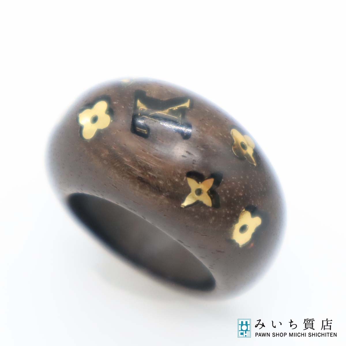 備考 ABランク：使用感の少ない状態の良い商品です。 その他注意事項 ●お客様都合によります、商品の返品は一切ご遠慮させていただきます。イメージが違う・気に入らないなどご都合によるクレーム返品・交換もいたしません。ご購入をご検討の方は、入札前に納得いくまでご質問下さい。 ●当店は質屋ですので、扱う商品は基本的に中古品となります。商品状態について、わかりやすく記載するよう努めておりますが商品の性質上、中古品は完璧に記載することはできません。また、掲載写真は現物を撮影しておりますが、すべてのキズ、汚れ等が写らない場合があります。ご理解の上、お買い上げくださいませ。（詳しくはお問い合わせください。） ●弊社では複数店舗での共有システムにて在庫調整を行っておりますが、ご注文のタイミングによっては注文確定後に欠品が生じてしまう可能性がございます。 万一、ご注文後欠品であった場合当店より改めてお客様へEメールにてご連絡後、ご注文の変更やキャンセルのご案内をさせていただく場合がございます。あらかじめご了承くださいませ。 ●多数のご注文が集中した場合など、発送が遅れる場合がございます。天候など、二次的な理由により商品の到着が遅れる場合もございます。また、上記理由により配送希望指定日にお届けできない場合もございますことをあらかじめご了承くださいませ。 yo460 LOUIS VUITTON ルイヴィトン M65935 バーグシルヴァニア リング Mサイズ 13.5号 アクセサリー ルイヴィトンのM65935 バーグシルヴァニア リングです。 ABランク：使用感の少ない状態の良い商品です。 メーカー LOUIS VUITTON モデル M65935 バーグシルヴァニア リング 素材 ウッド サイズ 表記サイズ：M　13.5号 幅：約1.5cm(最大) 付属品 無し