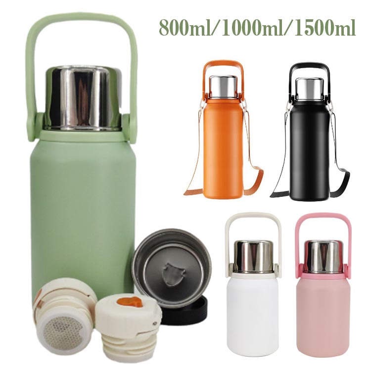 【800ml/1000ml/1500ml】 コップ付き、取り外せるショルダーストラップ付きの保温保冷水筒。 「直飲み」と「コップ飲み」どちらのシーンでも使えるコップ付きワンタッチ栓 真空2重構造を採用しているので保冷、保温性は抜群です。保温効果67度以上（12時間）/ 保冷効果8度以下（12時間） 本体自体も軽く、持ち運びにも便利です◎ カラーはバリエーション豊富な7色展開。 キャンプやアウトドア、通勤通学など幅広くお使いいただけます。 取り外せるショルダーストラップが付いているのでお子様用にも◎サイズ800ml 1000ml 1500mlサイズについての説明【800ml】10*10*20.5cm 【1000ml】10*10*23cm 【1500ml】10*10*30.5cm素材ステンレス、PP色ホワイト パープル ピンク グリーン オレンジ カーキグリーン ブラック備考●サイズ詳細等の測り方はスタッフ間で統一、徹底はしておりますが、実寸は商品によって若干の誤差(1cm～3cm )がある場合がございますので、予めご了承ください。 ●製造ロットにより、細部形状の違いや、同色でも色味に多少の誤差が生じます。 ●パッケージは改良のため予告なく仕様を変更する場合があります。 ▼商品の色は、撮影時の光や、お客様のモニターの色具合などにより、実際の商品と異なる場合がございます。あらかじめ、ご了承ください。 ▼生地の特性上、やや匂いが強く感じられるものもございます。数日のご使用や陰干しなどで気になる匂いはほとんど感じられなくなります。 ▼同じ商品でも生産時期により形やサイズ、カラーに多少の誤差が生じる場合もございます。 ▼他店舗でも在庫を共有して販売をしている為、受注後欠品となる場合もございます。予め、ご了承お願い申し上げます。 ▼出荷前に全て検品を行っておりますが、万が一商品に不具合があった場合は、お問い合わせフォームまたはメールよりご連絡頂けます様お願い申し上げます。速やかに対応致しますのでご安心ください。