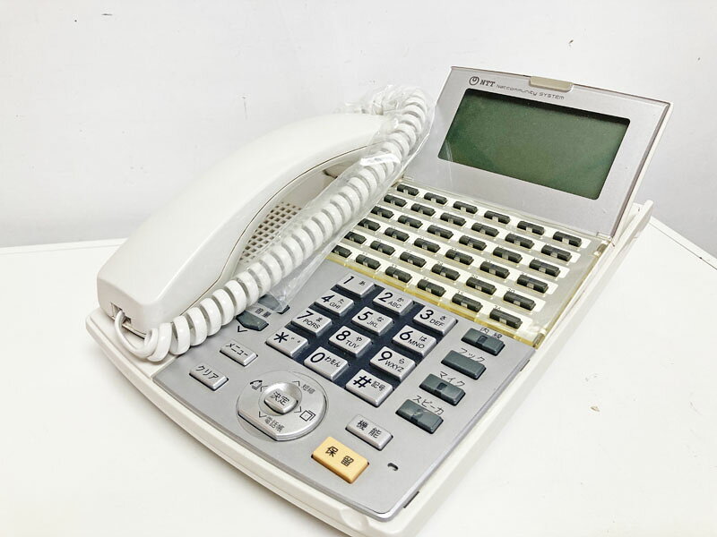 ■ NX-(36)STEL(1)(W)についての補足 型番：　NX-（36）STEL-（1）（W）　　　　　品名：　NX-36ボタン標準スター電話機　白 機能：　NTT製のビジネスフォンαNX専用で、NXの中で一番外線ボタンが多い電話機です。 清掃：　清掃は除菌効果のある洗剤を使用しています。皆様に安心してご使用いただけるかと思います。もちろん汚れも落とします。 状態：　中古商品はなるべくキレイな物品をご用意させていただいておりますが、小さいキズや微細な汚れがございます。 梱包：　ECOとリサイクルを大切にしています。梱包は簡易梱包とリサイクル梱包を大切にしています。 工事：　単品差し替えの場合、電話機裏側のTEN番号（ロータリーメモリー）を差し替える電話機と同じにしていただければご利用いただけます。