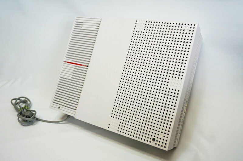 NTTのN1主装置です。 電話機は最大で10台を接続可能です。 外線はアナログ回線 4本、ISDN回線 2本、ひかり電話(家庭用)/050IP 8chから合わせて8ch（アナログ回線・ISDN回線のみで構成する場合は最大4ch）を接続可能です。 ◆外線仕様　 初期　0 最大　アナログ回線 4本、ISDN回線 2本、ひかり電話(家庭用)/050IP 8chから合わせて8ch（アナログ回線・ISDN回線のみで構成する場合は最大4ch） ◆内線仕様　 初期　0 最大　10 ◆ユニット仕様　 初期　最大　6枚 フリースロット6　指定スロット0 【フリースロット】 フリースロットはポート1.2.3.4.5.6です 4BRUユニット実装時はポート6のみ実装可能 ◆サイズと消費電力　 サイズ　389mm×124mm×312mm 消費電力　 ◆共通電話帳 NXSM-IPEUユニットを搭載し、SDカードを実装することで拡張可能