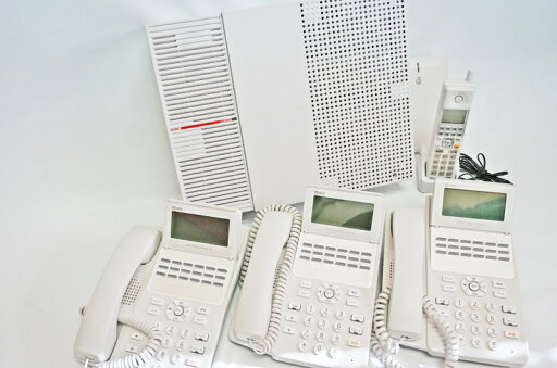 【中古】【動作確認済・クリーニング済】NTT製 αN1用 αA1用 A1-(18)STEL-(1)(W) 18ボタン標準電話機(ビジネスホン) 白 A1-18STEL-1W×3台 N1S-ME A1-DECL-PSSET(1)(w)×1台 アンテナも付きます。電池は補償対象外 格安ビジネスフォンセット 【中古】【動作確認済・クリーニング済】NTT製 αN1用 αA1用 A1-(18)STEL-(1)(W) 18ボタン標準電話機(ビジネスホン) 白 A1-18STEL-1W×3台 N1S-ME A1-DECL-PSSET(1)(w)×1台 アンテナも付きます。電池は補償対象外 格安ビジネスフォンセット