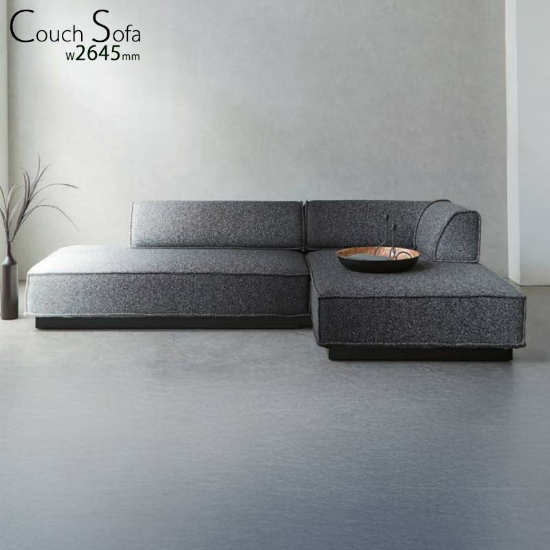 Living Sofa　-Generous scale,ultimate relaxation.- 存在感 ゆったり 　広々としたスケールと直線的なデザインが織りなす、存在感あふれる一台です。 ゆったりと身体を預けられる座面と安定感のある低めのフォルムが、贅沢なリラックス空間を演出。 落ち着いた色合いはモダンな空間に調和し、日常に上質で堂々としたくつろぎをもたらします。 カラー 【FABRIC LEATHER】 gradient サイズ 【カウチソファL/R】 Size:W2645×D1560/920×H675×SH360mm 【2Pソファ】 Size:W1615×D920×H675×SH360mm 【カウチソファ】 Size:W1030×D1560×H675×SH360mm Material:ファブリック（カバーリング） エレガンスフェザーソファ　一覧 新生活【CP】【大型配送玄関渡し】 ※設置配送や、プルダウンで追加金額のあるものをお選びになった場合は、システムでは自動計算されません。後ほど価格訂正メールをお送りいたします。 ※人気商品の為、急に欠品になる場合がございます。 お急ぎの方は、納期確認をお願い致します。ゆったりくつろげるカウチソファをお探しの方におすすめの、リビングの主役になる大型ソファです。3人掛けソファとして家族で座るのはもちろん、足を伸ばして横になれるカウチソファとして、テレビ鑑賞や読書、休日のリラックスタイムにも快適にお使いいただけます。 布のやさしい質感を楽しめるファブリックソファで、モダンインテリアや北欧モダンのリビング、ホテルライクなお部屋にも合わせやすいデザインです。すっきりとしたアイアン脚が空間に抜け感をつくり、大型ソファでありながら圧迫感を抑えておしゃれなリビングを演出します。 L字ソファ、コーナーソファ、カウチソファーをお探しの方にも使いやすく、来客時にもゆったり座れるワイドサイズです。センターテーブルやテレビボード、ラグとも合わせやすく、家族団らんの時間をより快適にしてくれます。 脚元に空間があるためロボット掃除機も入りやすく、ソファ下の掃除もしやすい設計です。新築、引っ越し、模様替えなどで、ゆったり座れるおしゃれなリビングソファをお探しの方にぴったりです。 創業108周年セール