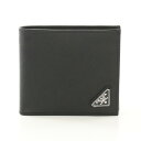 【7%OFFクーポン対象】プラダ PRADA SAFFIANO TRIANG 二つ折り財布 財布 サフィアーノレザー メンズ ブラック系 2MO738QHHF0002 【新品】