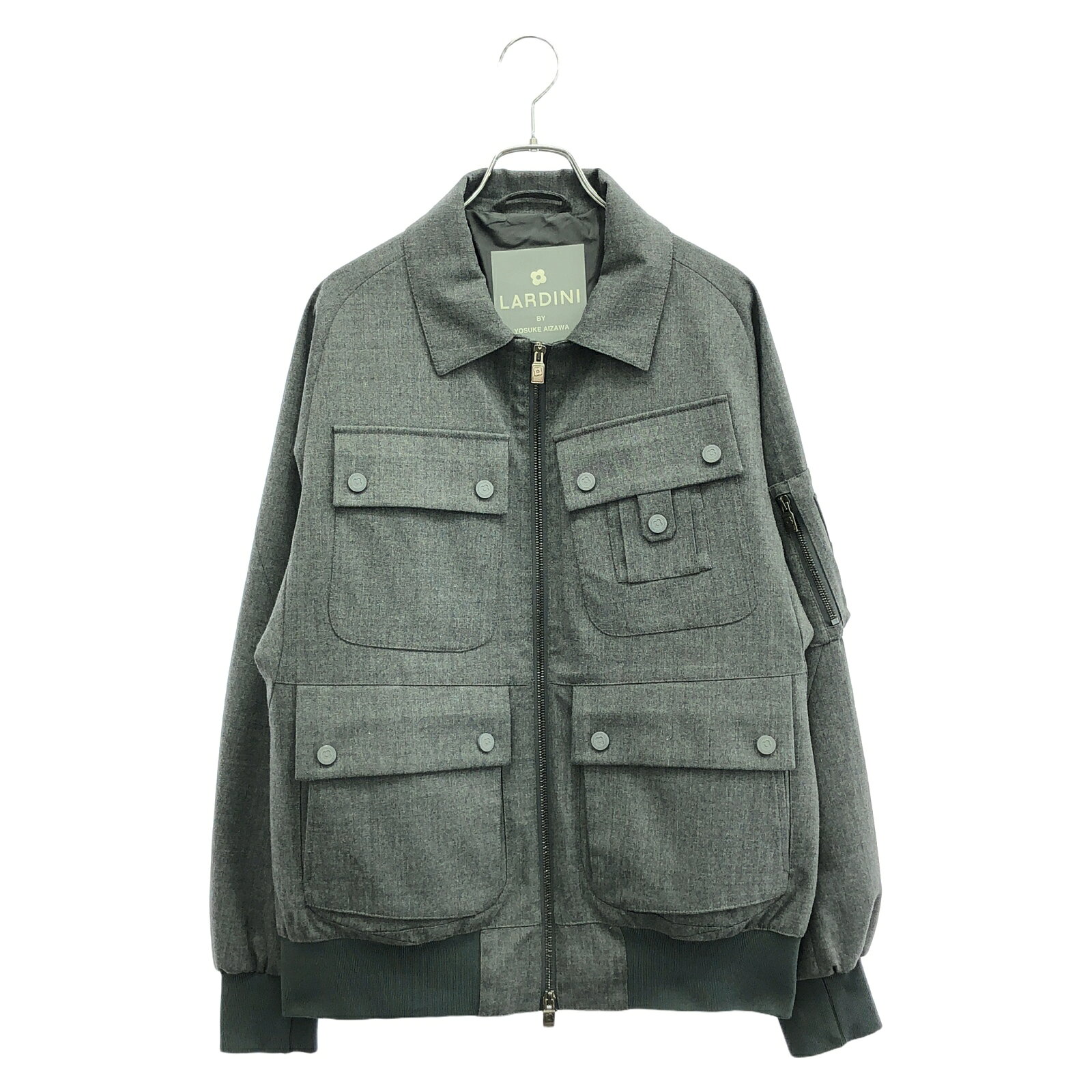 商品番号 2120900004347 状態 若干の使用感、傷、擦れ、汚れが見られます詳細やサイズについてわからないことなどございましたらお問い合わせください ブランド LARDINI（ラルディーニ） アイテム ブルゾン 商品名 ×YOSUKE AIZAWA ジャケット グレー ブルゾン カラー グレー系 素材 ウール サイズ 表記サイズ：S着丈：約67cm身幅：約60cm裄丈：約88cm 仕様 - 付属品 なし※付属品欄に記載されていないものは、原則付属いたしません。※外箱・保存袋・保証書等が付属している場合、それらの状態は商品ランクには含まれません。 その他 ディスプレイの環境や設定により画面上の色と実物の色が異なって表示される場合がございます。予めご了承ください。 ラルディーニ 一覧を見る ＞＞ 関連商品＼20%OFFクーポン対象／モンクレール MONCLER 衣料品 アウ...＼20%OFFクーポン対象／モンクレール MONCLER ジャケット ...44,000円44,000円＼20%OFFクーポン対象／エムエムシックス MM6 衣料品 アウター...＼20%OFFクーポン対象／ルシアンペラフィネ Lucien Pell...54,000円42,000円＼20%OFFクーポン対象／エヌティーエヌ NTN パッカブル ジャケ...＼20%OFFクーポン対象／セリーヌ CELINE ジャケット 衣料品...49,600円66,000円＼20%OFFクーポン対象／サンローランパリ SAINT LAUREN...＼20%OFFクーポン対象／シュプリーム Supreme Suprem...38,400円72,000円＼20%OFFクーポン対象／モンクレール MONCLER VERTE ...＼20%OFFクーポン対象／ルイ・ヴィトン LOUIS VUITTON...66,000円165,000円