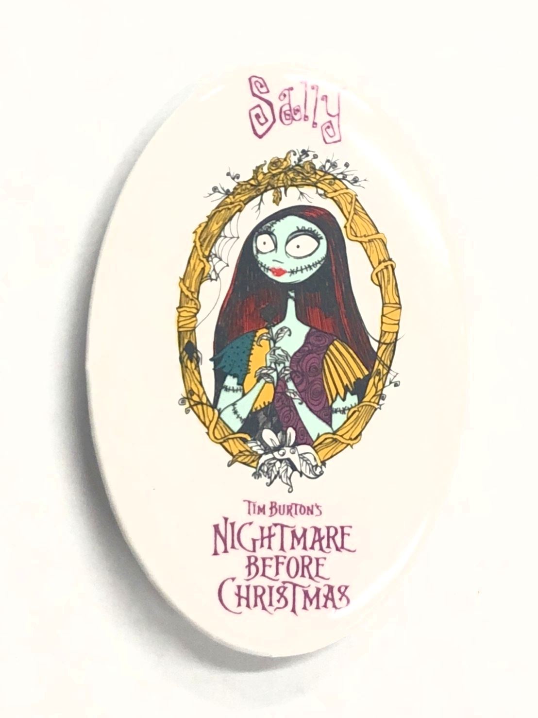 〇【THE NIGHTMARE BEFORE CHRISTMAS ナイトメア ビフォア クリスマス 】『 Sally サリー 楕円 バッジ 』バッチ ロック ショック バレル ディズニー Disney 映画 アニメ キャラクター アメキャラ 人気 おすすめ 1