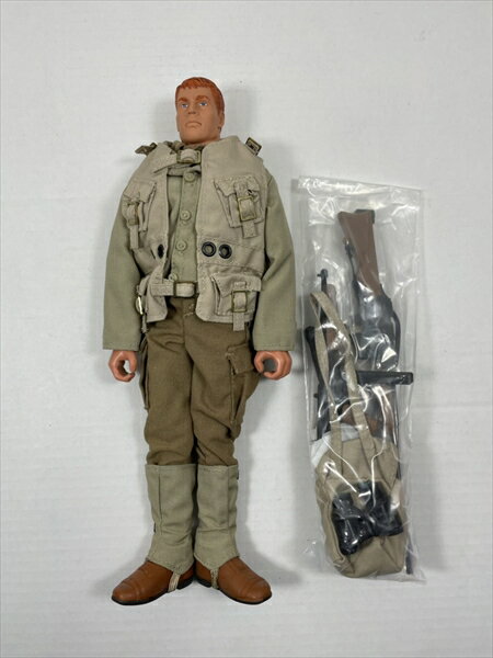 G.I.JOE　 Men of Action Collectors' club limited edition 1 of 10,000 HASBRO 　 男の子の憧れの存在GIジョー！！ 90年代に発売されている製品なので いまではなかなか手に入りませんよ。お見逃しなく！！ ©1998　Hasbro inc., 未使用 人形は開封済ですが、付属品は未開封 箱の上部が日焼けしています。 Boxサイズ：縦33センチ×横16センチ 画像でご確認の上、ご注文ください その他に気になる点がございましたら、気軽にお問い合わせ下さい ヴィンテージ物の為、経年劣化による傷や傷み、汚れがある場合がございます。 光りの加減により色味が異なる場合がございます。 また、店舗との共同販売の為、 ご注文を受け付けましてもお買い求めできない場合がございます。 予めご了承くださいませ。