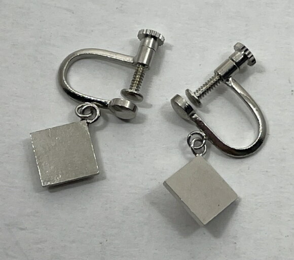 〇【 ヴィンテージ アクセサリー 】『 ベージュクエア イヤリング 』海外輸入 ファッション雑貨 カワイイ レトロ カラフル デッドストック