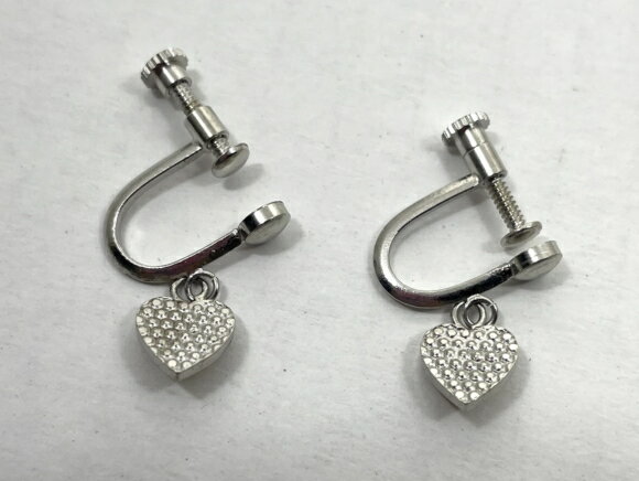 〇【 ヴィンテージ アクセサリー 】『 ベージュ　ハート イヤリング silver シルバー』海外輸入 ファッション雑貨 カワイイ レトロ カラフル デッドストック