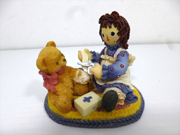 ◎【 ラガディ アン＆アンディ 】『953164 Friendship Makes It All Better Bandaging Teddy Figurine』Raggedy Ann and Andy アンティーク レトロ アメリカン雑貨 かわいい 人気 キャラクター アメリカ直輸入 アメリカ雑貨