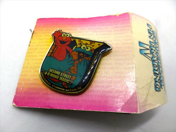 ◎【Universal Studios Japan/ユニバーサルスタジオジャパン】『 エルモ ＆ クッキーモンスター / 限定ピンバッジ 』バッジ バッチ ピンバッチ ピンズ USJ セサミストリート Sesame Street 4-D MOVIE MAGIC ファッション雑貨 アメ雑のサムネイル
