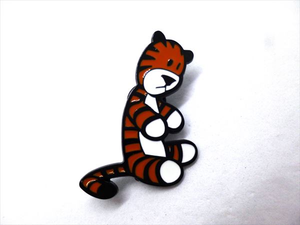 ◎【Calvin and Hobbes/カルビンとホッブス】『 おもちゃの虎 ホッブス / ピンバッジ 』バッジ バッチ ピンバッチ アメコミ 漫画 新聞連載 漫画 Tiger ぬいぐるみ ファッション雑貨 アメ雑