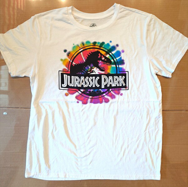 ◎【ジュラシック・パーク/Jurassic Park】『ジュラシック・パーク ロゴ カラフル / プリント Tシャツ 』Tシャツ 半袖 シャツ 日本未発売 アメカジ カジュアル ファッション 映画 Movie ドラマ ファッション雑貨 アメリカ雑貨 アメ雑 雑貨