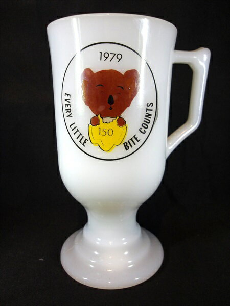 ◎【ミルクガラス/Milk Glass】『 1979 EVERY LITTLE BITE COUNTS 足付きマグ / マグカップ 』ミルクガ..