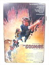 ◎【ブリキ看板/tin plate】『 The Goonies ぶら下がり 海外版 映画ポスター柄 / ブリキプレート 』ティンパネル 看板 インテリア ビンテ...
