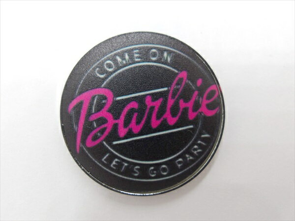 ◎【ピンバッジ/pin badge】『 Barbie ロゴマーク COME ON LET'S GO PARTY / ピンズ 』バッジ バッチ ピンバッチ PINS 映画 Movie アメコミ Mattel マテル バービー 人形 着せ替え人形 コレクション ファッション雑貨 アメ雑