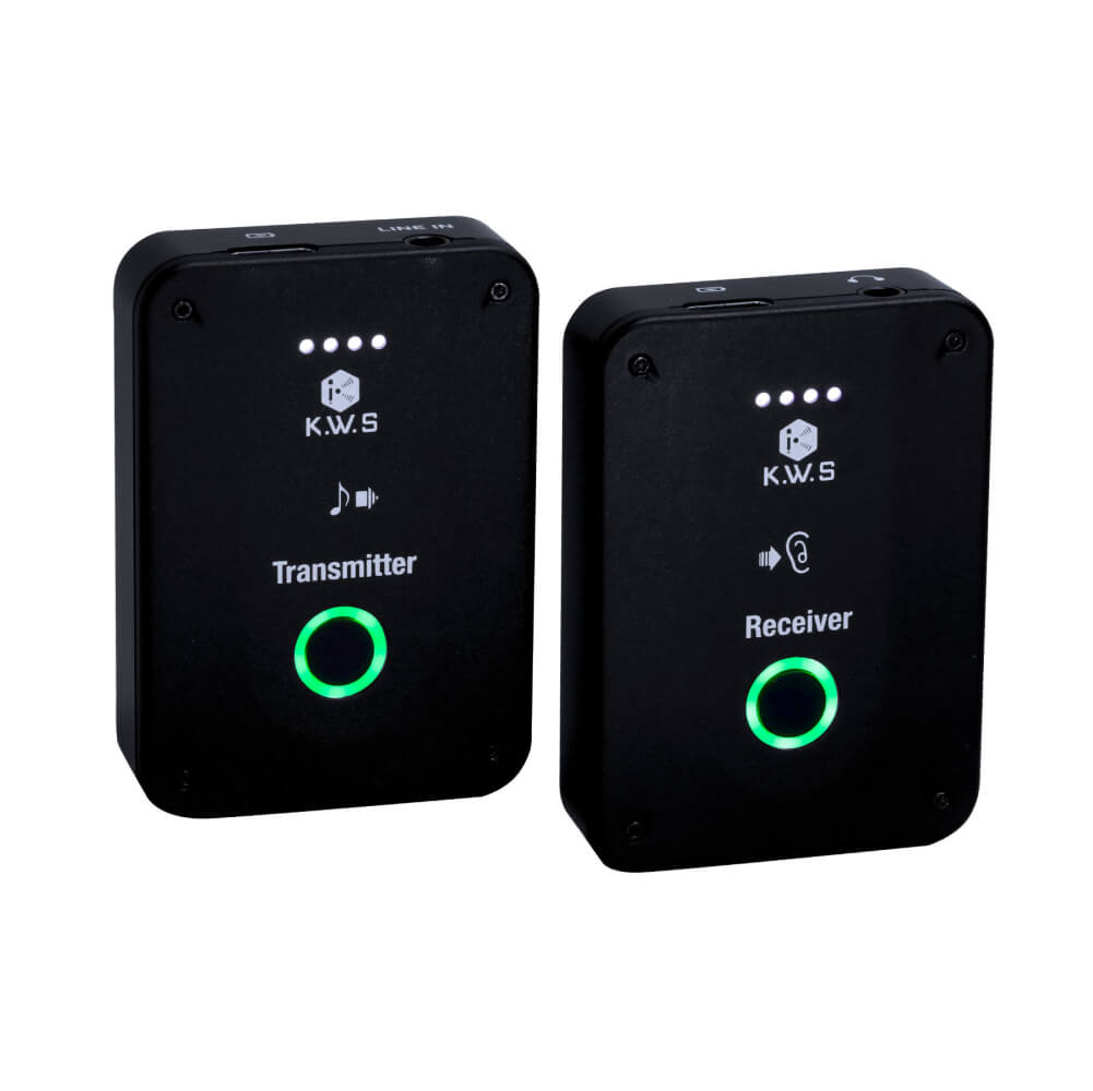 「KWS EM1」は、プロ仕様のロスレス音質を実現したステレオ対応デジタルイヤーモニターシステムです。 軽量コンパクトなデザインと長時間バッテリーを搭載し、バンドやライブ、リハーサルなど、さまざまなシーンで高品質なモニタリングを提供します。 モノラルとステレオのレイテンシー切り替え機能や最大4グループでの同時使用に対応するなど、多人数での運用にも適した万能なツールです。 ？？　スタジオで自分の声が聞こえにくい 「初モニ」 なら1セットでミキサーのSTEREO OUTなどから同梱ケーブルを使用するか、REC OUTなどからHOSA CMR-206などのRCAオスx2-ステレオミニオスケーブルでトランスミッターを接続して、あとは無線でレシーバーと接続するだけで、お手持ちのイヤホンを使って自分だけのモニターを構築できます。 ？？　同期演奏どうしよう 「初モニ」ならミキサーのSTEREO OUTなどから同梱ケーブルを使用するか、REC OUTなどからHOSA CMR-206などのRCAオスx2-ステレオミニオスケーブルを使用するか、AUX OUTなどからHOSA CMP-159 などのモノラルフォンオスx2-ステレオミニケーブルでトランスミッターを接続すれば、複数台(理論上無制限)で同一の音源をモニター可能です。 ？？　それぞれのモニターミックスが聞きたい 「初モニ」ならミキサーから付属のステレオケーブルで4系統をそれぞれトランスミッターに接続し、それぞれトランスミッターとペアリングすることで、最大4セットが同時運用可能です。 《仕様》 ・サンプリングレート：24bit/48KHz ・周波数帯：2.4GHz ・レイテンシー：stereo 10.8ms, mono 4.5ms ・使用可能距離：30m(可視範囲) ・推奨USBアダプター：5V 1A USB Type A ・周波数特性：20〜20KHz, +1dB/-3dB ・Battery Mode：トランスミッター:603040 レシーバー:602040 ・バッテリー容量：トランスミッター:780mAh レシーバー:450mAh ・バッテリー定格電圧：3.7V ・製品サイズ：60 x 40 x 15 mm ・製品重量：トランスミッター35g レシーバー：29g ・パッケージサイズ：11.7×7.8×4.1cm ・総重量(パッケージを含む)：0.145kg ・付属品：3.5mmTRSミニ オスーオス ケーブル(81.5cm) x2、充電用USBケーブル(TypeA to TypeCx2(二股))関連商品ワイヤレス イヤモニ XVIVE XV-U4 U4 インイヤーモニター...ワイヤレス イヤモニ XVIVE XV-U4 U4 インイヤーモニター...34,100円45,100円《アウトレット品 開封新品》ワイヤレス マイク システム ボーカル S...《在庫限り 即納可能》MACKIE マッキー OnyxGO Mic ク...88,000円12,980円JHS Pedals LITTLE BLACK AMP BOX [VO...VOX 小型 ギターアンプ Pathfinder 10 Cream ...12,100円11,000円ワイヤレス システム Xvive XV-U3 マイクとミキサーがあれば...ワイヤレス システム Xvive XV-U3 デジタルワイヤレス・シス...29,700円46,750円《在庫あり 即納可能》ワイヤレス システム XVIVE Xvive X...ワイヤレス システム コンデンサーマイク 用 Xvive XV-U3C...33,000円33,000円