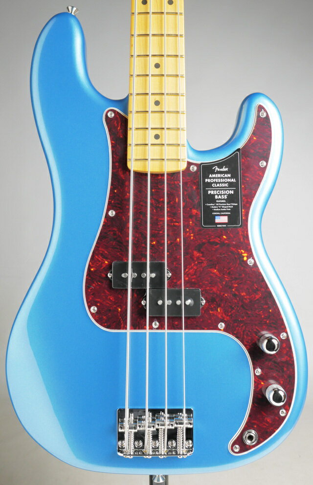 Fender American Professional Classic Precision Bass Faded Lake Placid Blueの入荷です。 USA製品に新たに加わったAmerican Professional Classicシリーズ。Professional IIがモダン要素の強いモデルに対して、Professional Classicはフェンダーベースの王道要素を強くインストールされたスペックにて構成されたシリーズになります。ピックアップは新たに開発されたCoastline Pickupを搭載。現在ラインナップしているPure Vintageピックアップをベースに、コイルのターン数をオーバーワウンドする事で豊かなボトムレンジをアウトプット致します。またアルニコVとフォームバーコイルのコンビネーションによりビンテージライクなトーンキャラクターにシフト。ハードウェアもビンテージライクなデザインにて構成されております。 Coastline Pickupの特性により、アルダーらしい密度のある中域もややボトム方向に寄った芯の太い骨太なサウンドをアウトプット致します。USAモデルらしい適度に枯れたニュアンスのビンテージライクなトーンキャラクターは王道のフェンダープレべサウンドに仕上がっております。ネックは太過ぎず、細過ぎずと70sプレべ同等のグリップ幅に設計されております。 Body:Alder Body Finish:Gloss Urethane Body Shape:Precision Bass Body Style:Solid Body Pickup:Coastline '60 Split Single-Coil Precision Bass Bridge:4-Saddle Vintage-Style with Steel Saddles Control Knobs:Knurled Flat-Top Hardware Finish:Nickel/Chrome Pickguard:4-Ply Tortoiseshell String Trees:Vintage-Style Disc Tuning Machines:Vintage-Style "Lollipop" Fret Size:Medium Jumbo Scale Length:34" (86.36 cm) Fingerboard Material:Maple Fingerboard Radius:9.5" (241 mm) Neck Finish:Satin Urethane Neck Shape:Modern "C" Number of Frets:20 Nut Width:1.625" (41.3 mm) Position Inlays:White Dot Weight:約4.1kg関連商品エレキベース Fender フェンダー American Profes...エレキベース Fender フェンダー American Profes...264,000円264,000円エレキベース Fender フェンダー American Profes...エレキベース Fender フェンダー American Profes...264,000円264,000円エレキベース Fender フェンダー American Profes...エレキベース Fender フェンダー American Profes...264,000円264,000円エレキベース Fender フェンダー American Profes...エレキベース Fender フェンダー American Profes...275,000円275,000円エレキベース Fender フェンダー American Profes...エレキベース Fender フェンダー American Profes...275,000円275,000円