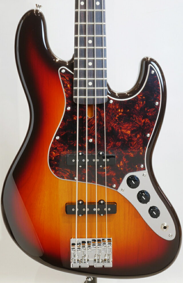 世界のトップギターファクトリーとして発展を遂げているFUJIGEN。独自の革新技術や、木を知り尽くし世界の信頼に応えてきたギタークラフトマンの精神、職人の魂が一本一本に込められています。 クラシカルなシルエットにフジゲンの追求するプレイアビリティーと最新のテクノロジーを盛り込んだFGN NJB200RALは王道の60sスタイルのJBモデルを基本としています。充分にシーズニングされた強固で良質な木材に洗練された加工技術が誠にポテンシャルの高い楽器を作り出しています。 またワンランク上のNJB200RALでは、セイモア・ダンカンのピックアップ、GOTOH/J510SJ-4モデルのブリッジ、フィニッシュにはラッカー（トップラッカー）を採用しておりカラーリングに味わい深い雰囲気を持たせているのも特徴です。 刷新されたネックのサイドドットには蓄光夜光ドットポジションマーク「Luminlay」が採用。そして、今やお馴染みのフジゲン独自のサークル・フレッティング・システムを採用し、フレットを円弧状に打つことで各弦と各フレットが直角に交差し接触面が最小限に抑えられ、クリアかつ立ち上がりの良いサウンドに豊かなサスティーンを実現しています。 そして、音の立ち上がり、アタック感に大きく作用するステンレス・ネックジョイント・プレートを採用し、プレートを止めるスクリューもステンレスです。彫刻された"富士弦"ロゴが伝統を継承する日本製であることを誇らしく主張します。 ピックアップにはヴィンテージライクなサウンドのセイモアダンカン社製SJB-1を採用。木材の"鳴り"と見事に調和します。電装パーツは、耐久性の面で信頼性の高いUSA製のポットやジャックを使用、ブリッジにはGOTOH製J510SJを採用しております。これらにより輪郭を保ったタイトで芯の通ったサウンド、尚かつアルダーボディらしい柔らかさも併せ持った低域が分厚く響き渡ります。 また、NJBシリーズはトーン・ポットにシリーズ・パラレル・セレクト・スイッチが搭載されており、ピックアップの直列・並列切替が可能。これにより、演奏中にも手元の操作で瞬時に一歩前に出る力強いサウンドを得ることができます！ 丁寧な仕上げであるからこその、その弾きやすさと品質の良さを持っており、これからベースを始める方や数十年ぶりにまたベースを弾きたい！とお考えの方にも安心してお使い頂ける非常にオススメのモデルです。 NJB200RAL新仕様（2023年〜） ・Luminlayサイドマーカー ・エンドアジャスト方式を採用 ・新色 “BG(British Green)” Body：Alder Neck：Maple U-Shape　Bolt-on Neck Fingerboard：Rosewood Scale：34" (864mm) Frets：20F Medium Jumbo C.F.S. Tuners：GOTOH? GB2 Bridge：GOTOH? J510SJ-4 (String Pitch = 19mm) Hardware Color：Black Pickup：(Neck)Seymour Duncan? Vintage SJB-1n / (Bridge)Seymour Duncan? Vintage SJB-1b Controls：2Volume, 1Tone w/ Push-Pull SW (Series/Parallel Select SW) Body Finish：Top Lacquer Gloss Strings：D'Addario EXL165 (.045-.105) Case：Original Gig Bag関連商品エレキベース FUJIGEN(FGN) フジゲンNeo Classic...エレキベース FUJIGEN(FGN) フジゲン Neo Classi...177,760円177,760円エレキベース FUJIGEN(FGN) フジゲン Neo Classi...エレキベース FUJIGEN(FGN) フジゲン J-Standard...177,760円176,000円エレキベース FUJIGEN(FGN) フジゲン JMJ2-ASH-M...エレキベース FUJIGEN(FGN) フジゲン J-Standard...176,000円178,640円エレキベース FUJIGEN(FGN) フジゲン J-Standard...《現物写真》エレキベース FUJIGEN (FGN) フジゲン Neo...176,000円177,760円エレキベース SCHECTER シェクター PS-JB-AS-MAB ...エレキベース Fender フェンダー Player II Modif...176,000円176,000円