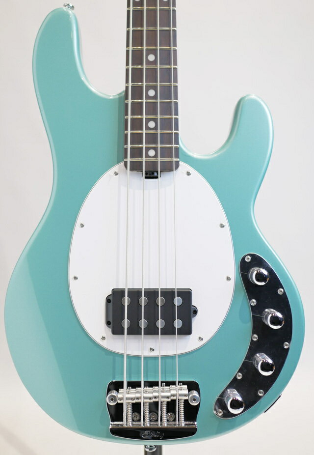 MUSICMAN直系ブランドSterling by MusicmanからもっともUSAに近いサウンドを演出してくれるRAY34が入荷いたしました！ ブルースパークルフィニッシュの当機はナトーボディ、ローステッドメイプルネック/ローズウッド指板。オリジナルピックアップ&プリアンプを搭載。低価格帯にローステッドメイプルを採用するブランドが増えており、ローステッドメイプルの特徴はまず反りの安定性と言われておりますが、サウンドへの影響も如実です。本家直系の廉価モデルとなるRAY34。ナトーボディの引き締まった鳴りが感じられるやや太めの中域がミュージックマンらしい骨太なサウンドを生み出しており、ローステッドメイプルとローズウッドのネックコンビネーションにより抜けの良い中域を持つ煌びやかな高音域が加わっております。また素早い立ち上がりとスムーズなレスポンスもまた特徴の一つです。現仕様になり、トータル的にポテンシャルが上がった印象です。 Condition:NEW Body: Nyatoh Neck:Roasted Maple Fingerboard:Rosewood Machine Heads:Original Bridge:Original Pick Guard:Black Pick up:Original Preamp:Original Scale:864mm Case:オリジナルギグケース関連商品エレキベース FUJIGEN(FGN) フジゲン Neo Classi...エレキベース FUJIGEN(FGN) フジゲン Neo Classi...149,600円149,600円エレキベース FUJIGEN(FGN) フジゲン Neo Classi...エレキベース FUJIGEN(FGN) フジゲン Neo Classi...149,600円149,600円エレキベース Sterling by MUSIC MAN STING...エレキベース Sterling by MUSIC MAN Sterl...145,200円143,000円エレキベース FUJIGEN(FGN) フジゲン Neo Classi...エレキベース FUJIGEN(FGN) フジゲン Neo Classi...143,440円143,440円エレキベース Fender フェンダー MADE IN JAPAN T...エレキベース FUJIGEN(FGN) フジゲン Neo Classi...154,000円143,440円