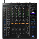 前身となるDJM-900NXS2のあらゆる要素をアップデートし、圧倒的にクリアかつ明瞭で引き締まった音質、進化した演奏性と多様なデバイスとの接続を可能にました。また、業界スタンダードとなっている機能とレイアウトを踏襲しながら、よりエモーショナルでダイナミックな演奏ができるよう、楽器としての演奏性向上を徹底的に追求しました。 ●圧倒的にクリアで明瞭な引き締まった音質 新たな部品の採用とこれまでの製品設計で培われた細部に渡る音質チューニングにより、次世代をリードするクラブサウンドを実現しました。 チャンネル入力部にはESS Technology社製の32bit高性能A/Dコンバーター、MASTER出力部に同社製の高性能な32bit高音質D/Aコンバーターを採用しています。これにより、さらにオーディエンスが没入できるような音楽体験を提供します。 さらに、BOOTH出力部にも同社製32bit高性能D/Aコンバーターを採用し、DJもオーディエンスと同じ高解像度で臨場感のある音をモニターしながら演奏することができます。 マイク入力部およびヘッドホン出力部も、部品の再選定と最適なチューニングを行うことにより音質の向上を図りました。 ●徹底的に追求した楽器としての演奏性 各チャンネルに装備された3BAND EQはミリ単位でノブの配置を見直し、従来機種以上に快適な操作性を確保しました。チャンネルセクションには高品位のレベルメーターLEDを採用し、視認性が向上しました。また、ISOLATORも昨今の音楽トレンドに合わせて周波数特性のチューニングを図り、今まで以上に大胆な演奏が可能になりました。さらに、DJM-900NXS2よりも高品位なチャンネルフェーダーを採用し、これまで以上に繊細で滑らかなミキシングと素早いカットインが行えます。クロスフェーダーには第3世代MAGVEL FADERを採用し、スムースで思い通りのスクラッチ演奏を可能にします。 ●世界初のCENTER LOCKを搭載したSOUND COLOR FX ノブを回した際にセンター位置でロックされるので、誤操作をすることなくHIとLOWのパラメータをダイナミックにコントロールできます。これにより、展開やビートに合わせて正確かつ素早いエフェクト操作が可能になります。また、CENTER LOCKをオフにすれば、ノブを回した際にセンター位置でロックされることなく従来のDJM-900NXS2と同じように操作することもできます。 ●エフェクトの演奏体験が向上したBEAT FX BEAT FXの状態を的確に把握できるよう、新たにカラーディスプレイを採用しました。横一列に配置されたX-PADを使用すれば、パラメータを指でスライドするだけで直感的で連続的なエフェクト操作が可能です。ECHO、PING PONGにおいては、X-PAD操作によりアナログテープディレイのようにピッチを変化させ、ユニークな音を生み出すことができます。新たに採用したMOBIUS、TRIPLET FILTER、TRIPLET ROLLのエフェクトが、DJパフォーマンスにさらなる彩りを与えます。 さらに、BEAT FXをかけるチャンネル選択がボタンでダイレクトに選べるようになったので、目的のチャンネルに素早くエフェクトをかけることができます。 ●大幅な進化を遂げたマイクセクション DJミキサーとしては初のファンタム電源を搭載したことにより、コンデンサーマイクを本機に直接接続することができます。ECHO、PITCH、MEGAPHONEのマイクエフェクトに加え、独立したREVERBも搭載しました。幅広い音声加工により、さまざまな用途の多彩なマイクパフォーマンスに対応します。 新たに搭載されたPUSH TO TALK機能を使えば、ボタンの長押しした時にのみマイク入力がオンになるので、DJ中でも容易にマイク音声のオン/オフ操作が行えます。 また、DJプレイの環境に合わせてマイクの音声ルーティングの切り替えが可能になったので、ストリーミング配信中はマイク音声を使用してもDJミックスの録音にはマイク音声を含めないという選択も可能です。 ●多様なデバイスとの接続 トップパネルには、USB Type-BとType-C両方のUSB端子をそれぞれ二系統設けてあります。これにより、Back to BackパフォーマンスによるDJの交代などをスムースに行うことができます。さらに、すべてのチャンネルでBluetooth?入力が可能になったことにより、お手持ちのモバイルデバイスで楽曲を再生し、それをワイヤレスでオーディオ入力してチャンネルセクションの機能をフルに活用したミキシングをすることもできます。RMX-1000などの外部エフェクターが接続できるマルチI/Oセクションには、独立したチャンネルセレクターを新たに搭載しました。これにより、接続した外部エフェクターではBEAT FXとは異なるチャンネルにエフェクトをかけることができます。 ●完全独立した2系統のヘッドホンセクションとBOOTH EQの搭載 本機のヘッドホンセクションには、2系統ずつヘッドホンCUEボタン、音量ノブ、MIXバランスノブを設けました。これにより、2人のDJが交互に曲をかけるBack to Backスタイルでも快適にモニタリングすることができます。また、BOOTHセクションには、高音域と低音域の2BAND BOOTH EQを搭載しています。フロアとDJブース内の音響バランスをより近づけるなどの調整により、快適なモニタリング環境を構築できます。 ●業界初、音響エンジニア向けアプリケーションStagehandへの対応 業界初の音響エンジニア向けPRO DJ LINK管理アプリケーションStagehandに対応しています。本体にWi-Fiを搭載しているので、無線LANルーター（市販）との組み合わせにより、iPadとの無線接続が可能になります。DJが操作中のDJM-A9のレベルメーターや操作情報などを手元のiPadで把握し、精度の高い音響設定や迅速なトラブルシューティングがリモートで行えます。DJの演奏を高めるだけでなく、現場のスタッフや音響エンジニアの方に対してもDJシステムの価値向上を行うことで、今まで以上に安全で魅力的な音楽エンターテイメントを提供します。 （近日公開予定） 《その他の特徴》 ●rekordbox rekordboxのDVS機能に対応しており、アナログレコードでDJプレイする場合と比べてほとんど遜色のない高音質、高いレスポンス性能を実現し、思い通りのパフォーマンスを可能にします。詳しくはこちら。 ●Serato DVS-ready(別途ライセンス必要) Serato DJ ProのDVSコントロールをサポートしており、PC/Mac内の音楽ファイルをターンテーブルやCDJのジョグホイールで直感的にコントロールすることが可能です。 *別途ライセンスまたはサブスクリプション契約が必要です。 ●DJM-REC スマートフォンやタブレットでDJミックスの録音やライブ配信を行える、DJM-RECに対応しています。Mixcloudなどのサービスを介して世界中の人々にミックスを届けたり、Twitchなどのライブ配信を通してリアルタイムなプロモーションもできます。 ●Lockable Power Cable ロック可能な電源コードを付属しました。意図しない電源コードの外れを防止することで、より確実なステージ運営をサポートします。 ●映像・照明連携アプリケーションに対応 TC Supply社製ShowKontrolや無料ブリッジアプリケーション PRO DJ LINK Bridge をサポートしており、DJ、イベントプロデューサー、照明デザイナー、LJ、映像クリエーター、VJが、音とビジュアルの連携を安心して演出でき、オーディエンスを魅了するショーを創り上げることができます。 ●Firmware Update Manager 本ツールをご利用いただくと、PC/Macと対象製品をUSB接続することで、最新のファームウェアが自動で通知され、ダウンロードできます。詳しくはメーカーHPよりご確認ください。 《主な特長》 ・MIDI コントロール：フルアサイナブルMIDIコントローラー ・PRO DJ LINK：はい ・Booth EQ：はい ・P-LOCK FADER CAPS：はい ・オートスタンバイ：はい ・DVS コントロール：rekordbox、Serato DJ Pro（ライセンスまたはサブスクリプション契約が必要です。） ・ソフトウェア システム要件：メーカーHPをご確認ください。 ・Bluetoothオーディオインプット： 無線方式：Bluetooth Ver.5.0 最大通信距離：見通しの良い状態で約10 m（通信距離は目安です。） 使用周波数帯域：2.4 GHz帯 変調方式：FHSS（周波数ホッピングスペクトラム拡散方式） 対応コーデック： SBC, AAC ・無線LAN： 対応規格：IEEE 802.11 a/b/g/n/ac 使用周波数帯域：2.4 GHz / 5 GHz帯 ・付属品： 電源コード 保証書 クイックスタートガイド 使用上のご注意 ・最大外形寸法（W x D x H）： 407.4 x 107.9 x 458.3 mm 407.4 x 140.7 x 458.3 mm（無線アンテナ直立時） ・サンプリングレート：96 kHz ・本体質量：10.2 kg ・CH入力 A/D コンバーター：32 bit ・MASTER, BOOTH, REC, SEND D/A コンバーター：32 bit パフォーマンス・コントロール ・チャンネル数：4 ・MULTI I/O：USB (Type A) ・SOUND COLOR FX： Space Dub Echo Sweep Noise Crush Filter ・BEAT FX Delay Echo Ping Pong Spiral Helix Reverb Flanger Phaser Filter Triplet Filter Trans Roll Triplet Roll Mobius ・カラーディスプレイ：はい ・X-PAD：はい ・rekordbox QUANTIZE：はい ・クロスフェーダー構造：MAGVEL CROSS FADER ・CURVE調整：はい ・カーブ特性数：3 MIC ・ファンタム電源：はい ・マイクエフェクト： Echo Pitch Megaphone Reverb ・PUSH TO TALK機能：はい ・MIC接続： XLR / ジャック兼用 1/4-inch TRS JACK ・MIC EQ：2 band ・MIC EQ レンジ：-12 dB ~ +12 dB ・TALKOVER：専用ボタン ・TALKOVER ATT：はい 端子 ・入力端子： 4 DIGITAL (Coaxial) 4 LINE (RCA) 4 PHONO (RCA) ・SEND/RETURN： 1 SEND (1/4 inch TS jack) 1 RETURN (1/4 inch TS jack) ・LAN：1 出力端子： 1 MASTER (XLR, RCA) 1 BOOTH (1/4 inch TRS Jack) 2 HEADPHONE MONITOR (1/4 inch Jack, mini-jack) 1 REC OUT (RCA) 1 DIGITAL (Coaxial) ・USB： 1 USB A端子 2 USB B端子 2 USB C端子 (PC/Mac接続および電源供給 ×1, 電源供給のみ ×1)DJM-900NXS2の遺伝子を引き継いだプロフェッショナルDJミキサー