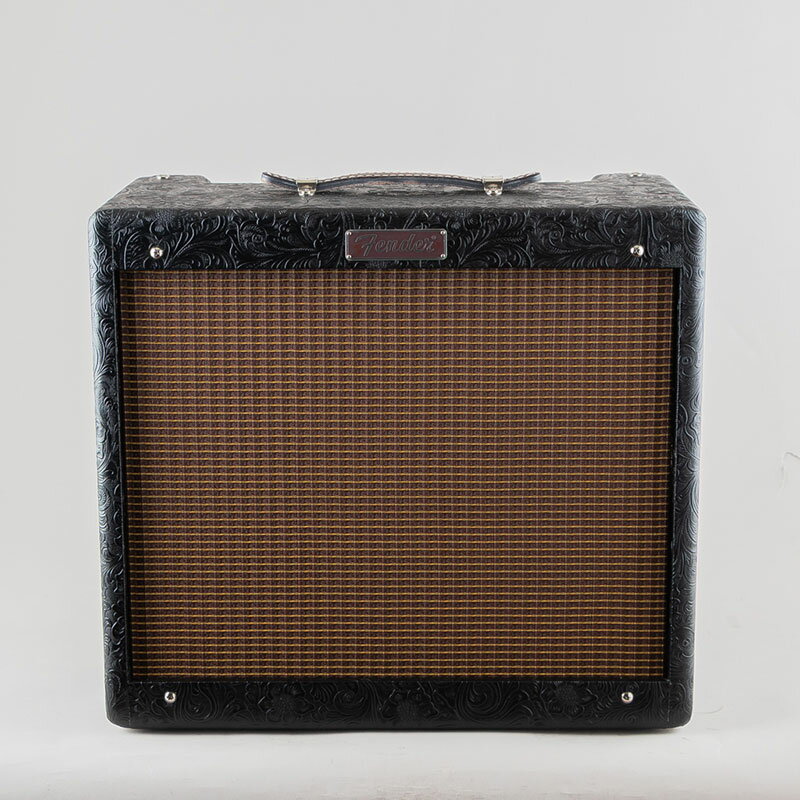 Fender Blues Juniorは30年以上もの間、世界中のステージであらゆるスタイルのプレイヤーに愛用されてきたアンプです。Blues Juniorの発売30周年を記念してデザインされたこの15Wアンプは、Bues Juniorという名アンプのレガシーを讃え、サウンド同様ルックスも魅力的な限定バージョンとなります。 【主な特徴】 ・改良されたプリアンプ回路により、さらなる豊かさを実現 ・アップデートされた滑らかなスプリングリバーブ ・ウォームなクリーントーンと、ゲインを上げた際に極上のミッドレンジのドライブ感を実現するCelestion G12M-65 Creambackスピーカーを採用 ・記念モデルのブラックウエスタンカバーと、ヴィンテージBassmanグリルクロスを採用 ・チキンヘッドノブを採用したクロムコントロールパネル ・レザーハンドル Amplifier Type: Tube Output: 15 Watts Preamp Tubes: 3 x 12AX7 Power Tubes: 2 x EL84 Channels: One Control Panel: Reverb, Master, Middle, Bass, Treble, Fat Switch, Volume Effects: Reverb Speaker: One - 12” Celestion Creamback Covering: Black Western Textured VinylGrille Cloth: Bassman Handle: Vintage Leather Strap Black Chicken-Head Style Pointer Black Chicken-Head Style Pointer Footswitch: 1-Button Footswitch Included Dimensions: 16” (40.6 cm) H x 18 “ (45.72cm) W x 9.81” (24.9 cm) D Weight: 31.5 lbs (14.3 kg フットスイッチ：1-Button Footswitch Included関連商品Fender USA フェンダー Blues Deluxe Reiss...Fender USA フェンダーTone Master Princet...154,000円148,500円Fender USA フェンダー Tone Master Deluxe...Fender USA フェンダー'68 Custom Vibro Ch...159,500円143,000円Fender フェンダーBlues Junior IV Blonde ...Fender USA フェンダー '57 Custom Champ 1...132,000円182,600円Fender フェンダーBlues Junior IV Red Sna...Fender USA フェンダー’68 Custom Deluxe R...132,000円247,500円Fender USA フェンダー '68 Custom Princet...Fender フェンダー Acoustic SFX II 100V J...208,780円115,500円