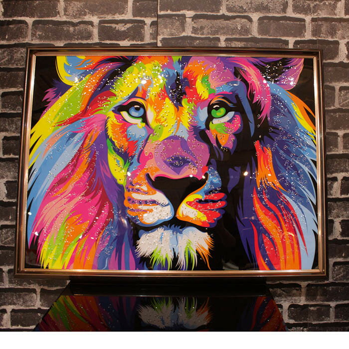アウトレット 送料無料 新品 プレゼント ギフト 空間を美しく彩る アートパネル ライオン Lion カラフル 百獣の王 キラキラ アイアンメッキフレーム 額付き お祝いにもおすすめ 86cm 66cm クリ…
