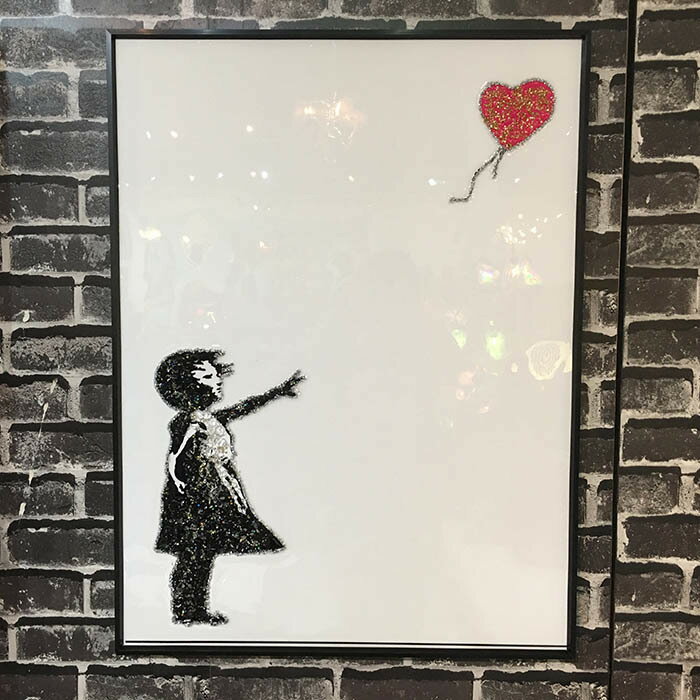 未使用 アウトレット 送料無料 新品 プレゼント アートパネル 新築祝 バンクシー Banksy 女の子 赤い風船 ハートの風船 パロディー 額付 インテリア 壁掛け リビング 玄関 寝室 クリスタル 60c…