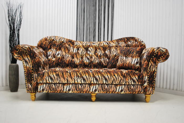 アウトレット 送料無料 新品 ラグジュアリー モダン 3人掛けソファー チェスターフィールド調 エレガント アニマル柄 虎 タイガー 組立式 ファブリック 布地 布製 3Pソファー トリプルソファー 三人掛け リビング 家具 オシャレ ミキインテリア [2]