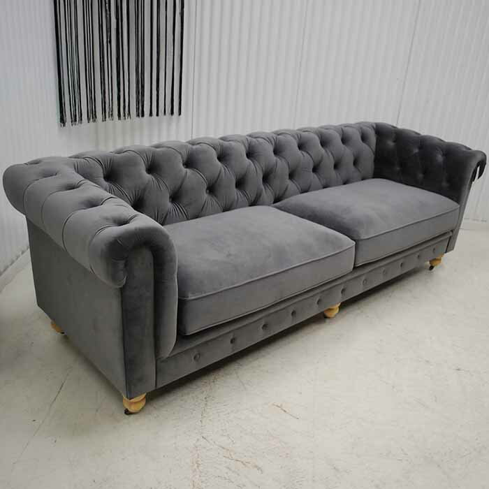 【開梱設置付】アウトレット 送料無料 未使用 チェスターフィールドソファー ラグジュアリー ワイドソファー ベロア調 ファブリック グレー チェスターフィールド調 3Pソファ トリプルソファー 3人掛け 三人掛け リビング 家具 ミキインテリアオリジナル [3]