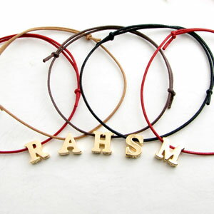 ブレスレット イニシャルチャーム付き カラフル＆ポップな紐ブレスレット ミサンガみたいなブレスレット 4色×5デザインKLB23004【ブレスレット】