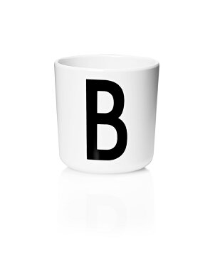 【19-26日はポイント10倍】【正規品】MELAMINE CUPS BY DESIGN LETTERS デザインレターズ メラミンカップ A-M　子ども　男の子　女の子　イニシャル　食洗機OK　ギフト　モノトーン　海外インテリア　アルネ・ヤコブセン　デンマーク