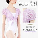 WearMoi ウェアモア wearmoi フランス magnolia マグノリア カシュクール トップス バルーンスリーブ 大人バレエ 伸縮 伸びる 動きやすい バレエ レオタード レディース バレエグッズ バレエ アイテムバルーンスリーブで可愛らしいバレエトップス。 胸元でリボンを結んで着用します。透明感のあるストライプの花柄チュールで清潔感があり素敵です。 伸縮性がありいろいろなレオタードとの組み合わせが楽しめるカシュクール。 シンプルなレオタードでも、このカシュクールで華やかでとってもエレガントな雰囲気に仕上がります。 ＜ブランド＞ Wear Moi ウェアモア　（フランス） ＜素材＞ ポリアミド81％、エラステン19％ ＜サイズ目安＞ ●XS/S 150〜165cm ●M/L 160〜175cm ※洗濯は手洗いをお勧めします。洗濯機の場合は、洗濯ネットをご使用ください。 ※長時間の浸漬や濡れたままの放置は避け、洗濯後はすばやく干してください。 ※タンブラー乾燥はお避けください。 商品カテゴリ：WearMoi ウェアモア wearmoi フランス magnolia マグノリア カシュクール トップス バルーンスリーブ 大人バレエ 伸縮 伸びる 動きやすい バレエ レオタード レディース バレエグッズ バレエ アイテム