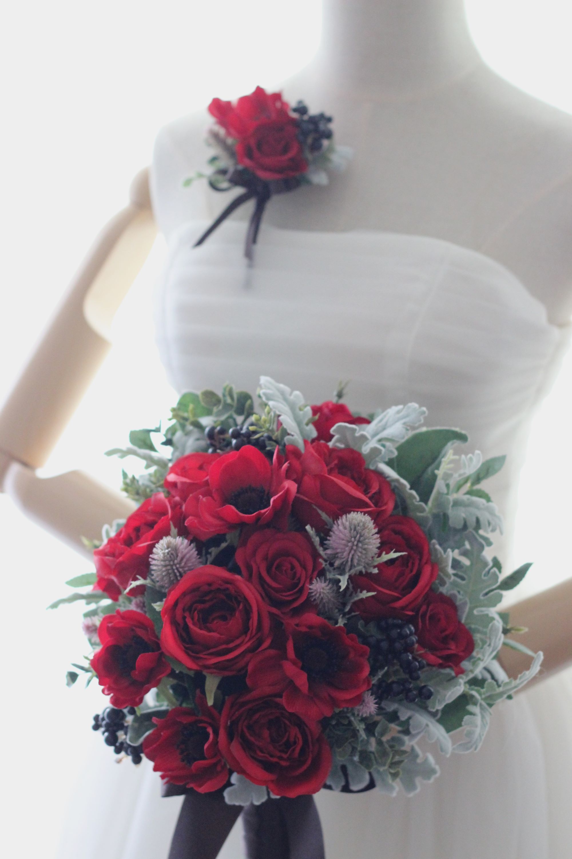 赤　アネモネ　クラッチブーケ 【bouquet】 【ブライダルブーケ】 【造花ブーケ】【ウェディングブーケ】 ブートニア付き♡ミルフルールオリジナル♡NO.202308結婚式ブーケ 2