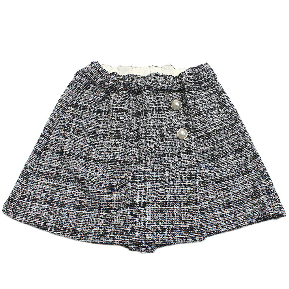 “ラ　ポシェ　ビスキュイ”のカットツイードショートパンツ・スカート風のショートパンツ・ボディはツイード調のカットジャガード素材・伸縮があり、はき心地も◎・生地にラメ糸が織り込まれているのがポイント・フロントのパールボタンも大人っぽい・バックと左サイド、2ポケット付きポリエステル71%　綿27%　ポリウレタン2%メーカー希望小売価格はメーカーカタログに基づいて掲載しています関連キーワード:子供服 キッズ ジュニア Jr トドラー 女子 女児 女の子 ガールズ きょうだい 姉妹 リンクコーデ お揃い ブラック(BK) 110cm 120cm 130cm 140cm 新着 lap25wi016トップ&nbsp;&gt;&nbsp;ブランド一覧&nbsp;&gt;&nbsp;ラ　ポシェ　ビスキュイ(la poche biscuit)トップ&nbsp;&gt;&nbsp;アイテム一覧&nbsp;&gt;&nbsp;パンツ&nbsp;&gt;&nbsp;ショート・ハーフパンツ(その他)トップ&nbsp;&gt;&nbsp;ガールズ&nbsp;&gt;&nbsp;パンツ&nbsp;&gt;&nbsp;ショート・ハーフパンツ(その他)サイズ120130140総丈30.533.537ウエスト幅242526股上222324股下8.510.513裾幅272829採寸結果は全てセンチ表記です。商品により多少の誤差がございます。目安とお考え下さい。※BCはバックセンター（首から裾までの後中心）です。※SNPはサイドネックポイント（肩から裾までの直線で計測した長さ）です。生地の透け感なしあり生地の厚み薄手普通厚手生地の伸縮性なしややありあり裏地なしあり裏起毛ウエストゴム総ゴムハーフゴムウエストゴム交換口ありなしウエストアジャスターありなし