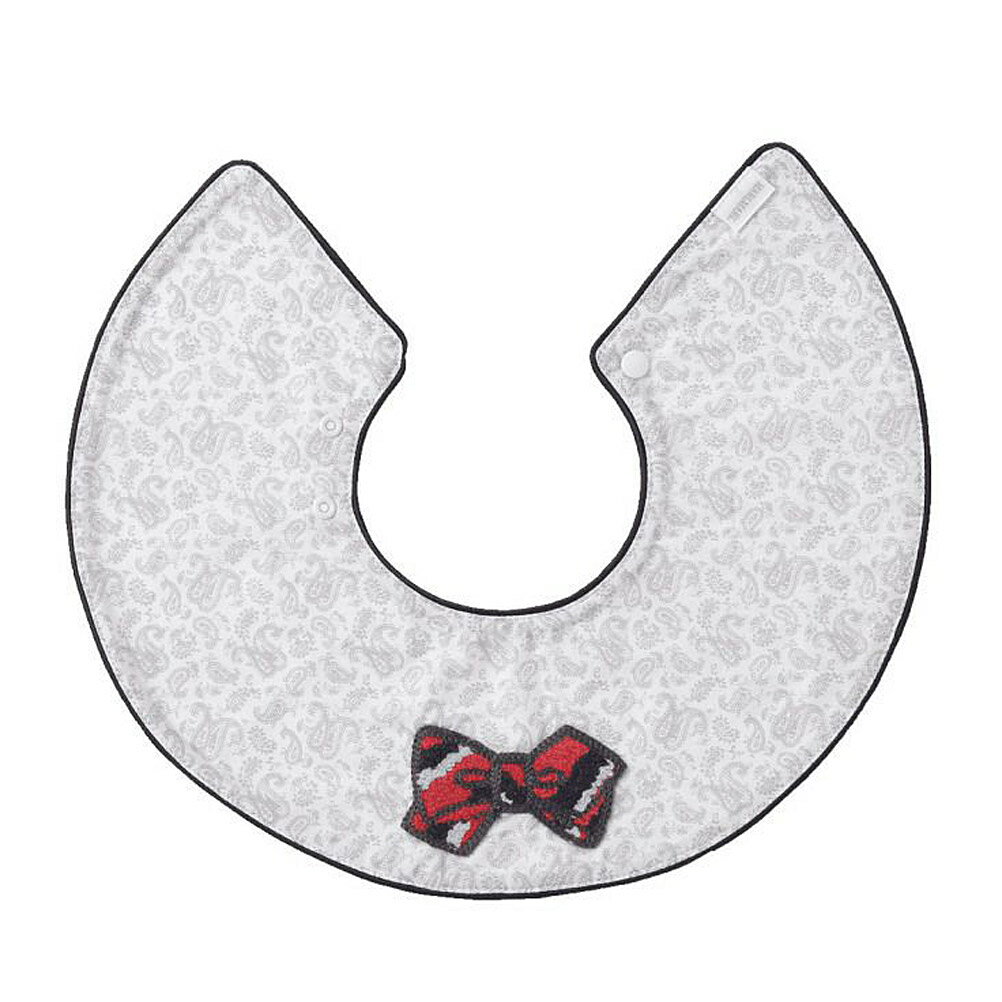 “マールマール”のcollet 5 gentleboy・実用性、デザイン性を兼ね備えたスタイ・リボンはサガラ刺しゅうで表現し、だまし絵デザイン・淡い色のペイズリー柄が、クールに大人っぽく決まる事間違いなし・洗濯機不可、手洗いのみ・専用パッケージでのお届けになりますモデル:1歳1か月、73cm表生地　綿100%裏生地　ポリエステル95%　ポリウレタン5%navy sailor関連キーワード:お祝い ギフト プレゼント 新生児 お誕生日 出産祝い BABY ベビーグッズ 赤ちゃん gentleboy FREE(BABY)cm mar10100092トップ&nbsp;>&nbsp;ブランド一覧&nbsp;>&nbsp;マ&nbsp;>&nbsp;マールマール(MARLMARL)トップ&nbsp;>&nbsp;アイテム一覧&nbsp;>&nbsp;ベビー・マタニティ&nbsp;>&nbsp;ビブ・スタイトップ&nbsp;>&nbsp;ベビー&nbsp;>&nbsp;ビブ・スタイトップ&nbsp;>&nbsp;ボーイズ・ユニセックス&nbsp;>&nbsp;ベビー・マタニティ&nbsp;>&nbsp;ビブ・スタイサイズFREE(BABY)直径32.5首回り25-28採寸結果は全てセンチ表記です。商品により多少の誤差がございます。目安とお考え下さい。※BCはバックセンター（首から裾までの後中心）です。※SNPはサイドネックポイント（肩から裾までの直線で計測した長さ）です。a300a301a