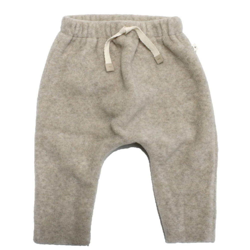 “ワンモア イン ザ ファミリー”のSALVI PANTS・シンプルでミニマルなフリースパンツ・マシュマロの様なふんわりとした肌触り・ウエスト紐はフェイク・ナチュラルなカラーとシンプルなデザインが◎この商品は【 ラッピングギフト無料対象商品...