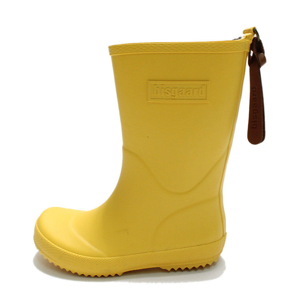 “ビスゴ”のRAIN BOOTS YELLOW・子供が履きやすくデザインを考えて作られたレインブーツ・防水性や耐久性に優れた天然ゴム100%・バックにレザーストラップ付き・内側ソールは取り外しが可能・どんなスタイルでも合わせやすいシンプルが特徴・専用収納袋あり【bisgaard（ビスゴ）】デンマークの王室でも御用達されているbisgaard (ビスゴ)のレインブーツ。2005年にデンマークで生まれたbisgaard（ビスゴ）。『小さくて大切な足のために。』をテーマに、子供の足を長年研究し続け、世界の子供達に愛用されています。天然ゴムレッド(10)ネイビー(21)グレー(70)メーカー希望小売価格はメーカー商品タグに基づいて掲載しています関連キーワード:子供服 ボーイズ ガールズ 男の子 女の子 レディース ジュニア キッズシューズ キッズブーツ イエロー(80) 26(16)cm 27(16.5)cm 28(17)cm 29(18)cm 30(18.5)cm 31(19)cm bsg990599071トップ&nbsp;&gt;&nbsp;ブランド一覧&nbsp;&gt;&nbsp;ビスゴ(bisgaard)トップ&nbsp;&gt;&nbsp;アイテム一覧&nbsp;&gt;&nbsp;シューズ&nbsp;&gt;&nbsp;レインシューズトップ&nbsp;&gt;&nbsp;ボーイズ・ユニセックス&nbsp;&gt;&nbsp;シューズ&nbsp;&gt;&nbsp;レインシューズトップ&nbsp;&gt;&nbsp;アイテム一覧&nbsp;&gt;&nbsp;レイングッズ&nbsp;&gt;&nbsp;レインシューズトップ&nbsp;&gt;&nbsp;ボーイズ・ユニセックス&nbsp;&gt;&nbsp;レイングッズ&nbsp;&gt;&nbsp;レインシューズ採寸結果は全てセンチ表記です。商品により多少の誤差がございます。目安とお考え下さい。※BCはバックセンター（首から裾までの後中心）です。※SNPはサイドネックポイント（肩から裾までの直線で計測した長さ）です。a300a