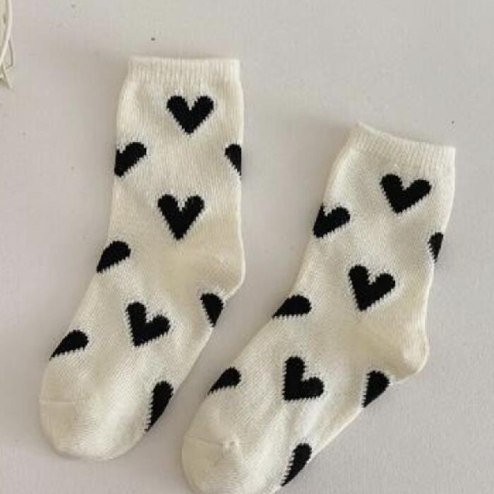 ハート 柄 ソックス クルーソックス ブラック ホワイト 靴下 クルー丈 黒 白 子供服 こども服 こどもふく 韓国子供服 キッズ ベビー 男の子 女の子 14cm ~ 16cm 3歳 ~ 5歳 春 夏 秋 冬 可愛い お洒落