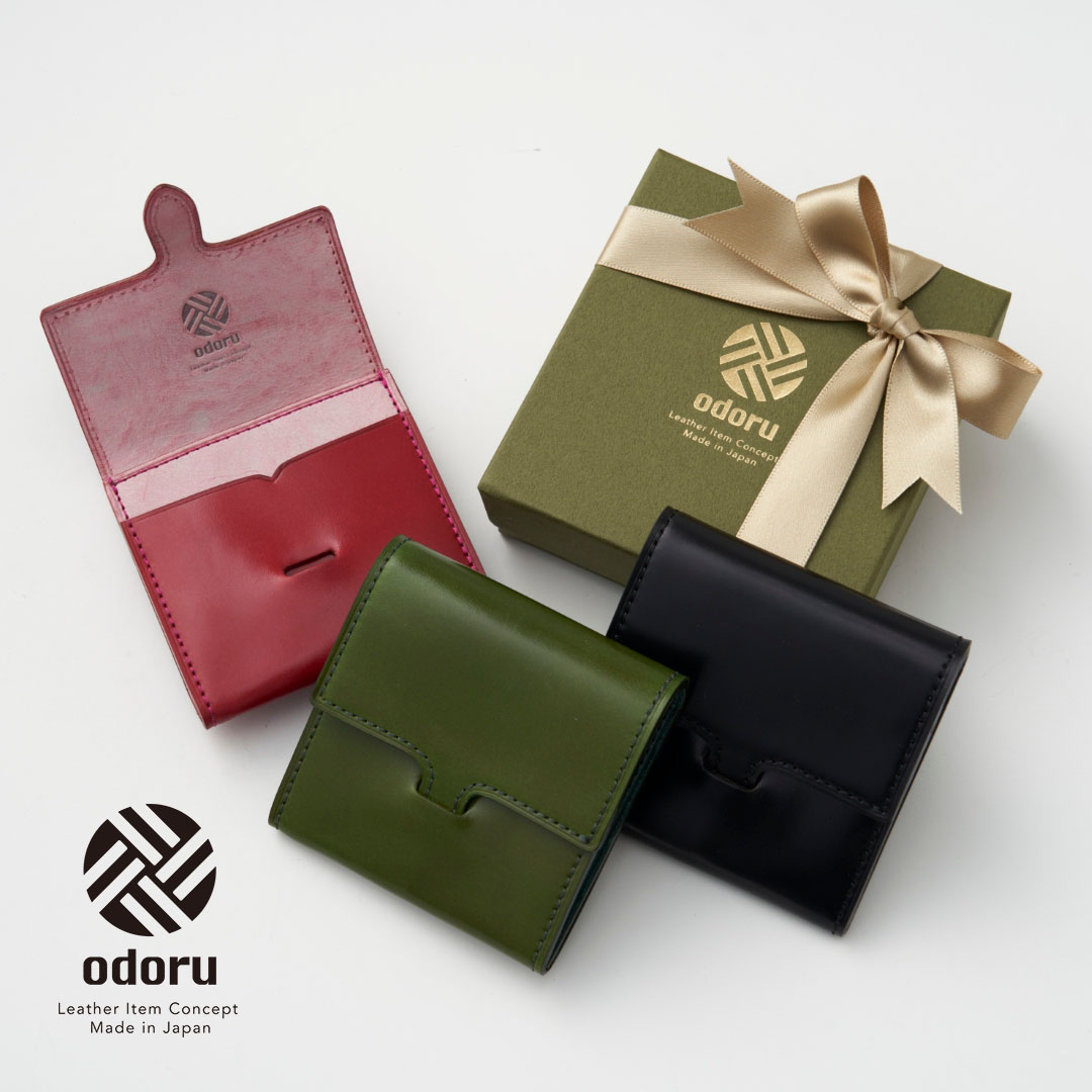 odoru olive label 小銭入れ KAKUSHI Cordovan × ALASKA 表と裏で異なる質感のニュアンス。コードバンの圧倒的な艶とアラスカの雪解け。手のひらに品格を添える極上のコインケース。 　おもて（外装）には「革のダイヤモンド」と称され、ガラスのような奥行きある鏡面美を持つアニリンコードバンを。うら（内装）には、揉み加工による雪山のようなシボと白いロウ引きが美しいイタリアのアラスカレザーを贅沢に使用。質感も経年変化の方向性も異なるふたつの最高峰レザーを重ね合わせた、贅沢極まりない特別仕様の小銭入れです。デザインの最大の特徴は、スナップボタンの留め具（金具）を内に収めて見せない独自のフラット仕様「KAKUSHI（カクシ）」。金具を一切表に出さないミニマルで端正な佇まいは、小銭入れ全体の厚みを抑え、手のひらやポケットにすっきりと収まる美しいフォルムを実現しました。細部まで日本の職人技が息づく美しい一冊をお届けします。 ブランドの魅力 　odoru olive label（オドルオリーブレーベル）は、世界の選び抜かれた銘革を日本のクラフトマンシップによってモダンに昇華させるレザーブランド。「素材」「職人」「顧客」「意匠」が美しく調和するKAKUSHIシリーズを原点に、日常のさりげない動作や所作をスマートに、美しく演出する革小物を提案しています。 アイテムの魅力 ・新喜皮革ピット鞣し原皮×レーデルオガワ社アニリン染めコードバンの贅沢な外装構造 ・内装には手の熱によりロウが溶け込むことで、劇的に表情を深めるイタリア・アラスカ本革を採用 ・金具を隠す“KAKUSHI”仕立てによる、フラットで洗練されたシルエット ・手のひらサイズで携帯しやすく、コインポケットとカードポケットを備えた実用的設計 ・裁断面のコバ処理からステッチワークに至るまで、熟練の職人が日本国内で手がける確かなクオリティ 商品仕様 品番： 786510035 サイズ： 約 H7.0cm × W10.0cm × D2.0cm 素材： 外装：馬革（コードバン） ／ 内装：牛革（ALASKA：植物タンニン鞣し・バケッタ製法） 仕様： コインポケット、カードポケット、KAKUSHI留め具（スナップボタン） 原産国： 日本（Made in Japan） ブランド： odoru olive label 付属品： ブランド純正BOX、保証書（ギャランティカード）、ケア案内 【ご購入前にご確認ください】 　本商品には、希少なアニリン染めコードバンおよび銀面にロウ引きを施したアラスカレザーを使用しています。コードバンは非常に透明感のあるデリケートな染料仕上げのため、微細なトラ（首筋のシワ）、キズ、ピンホール（毛穴の跡）などの豊かな個体差があり、また水濡れ（雨や汗、アルコール飛沫等）には大変デリケートです。アラスカレザーは揉み加工（シュリンク）により白いワックスの表情と豊かなシボが特徴で、ロウの乗り方やシボの入り方には一点ずつ大きく異なる個体差がございます。 ■ 在庫画像の個別送付サービス： 発送前に現在庫の該当商品の画像をお送りし、お好みの個体をお選びいただくことが可能です。表情の個体差や天然皮革の風合いが気になるお客様は、ご購入前またはご購入直後に「問い合わせ」よりお気軽にご連絡くださいませ。 ※ご連絡がない場合は、当店のスタッフが検品・選別した一点をお届けいたします。天然皮革の芸術とも言える特別な質感と、一期一会の風合いをお楽しみください。 DEAR GE YONE SERVICES 贈るときにも、自分のためにも、「ここで選んでよかった」と思っていただける場所へ 【配送について】 お昼 12:00 までのご注文完了で当日発送いたします（土日祝・休業日を除く）。素材の風合いや本体の型崩れを損なわないよう、非常に丁寧な梱包でお手元へお届けします。 【ギフトラッピングについて】 ただいまキャンペーン中につき、odoruブランドロゴ入りの端正なオリーブグリーン純正BOXを無料でお付けし、ボックスに直接、美しく洗練された「お好みのカラーのおリボン」を掛けしてお届けします（リボンの色はお選びいただけます）。包装紙を使用しない端正なミニマルスタイルは、BOXそのものの高級感を引き立てます。そのまま手渡しできる仕様となっておりますので、大切な門出の祝いや記念日の贈り物にぜひご利用ください。 【レビュー投稿でクーポンプレゼント】 商品到着後に、コードバンの圧倒的な艶感やアラスカレザーとの贅沢なコンビネーション、ご使用感のレビューをいただいた方全員に、次回使える【500円分クーポン】をプレゼントしております。