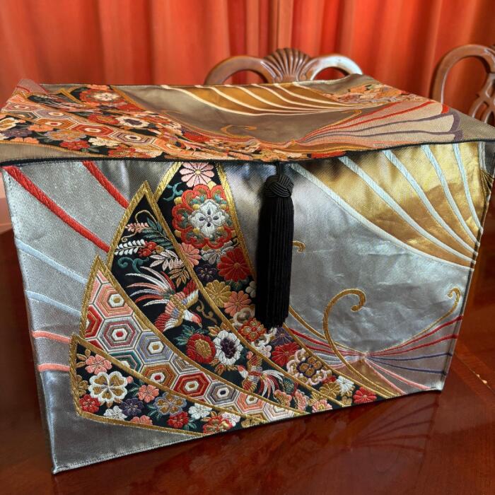 帯から手作りした 折りたたみ式 収納ボックスかわいい おしゃれ 上品 ギフト プレゼント 華やか 贈り物 折りたたみ収納ボックス 可愛い 和モダン 折りたたみ 和風 和柄 お洒落収納 帯 リメイク 帯りめいっく 着物 着物リメイク 日本おみやげ 海外 外国人 喜ぶ 日本土産