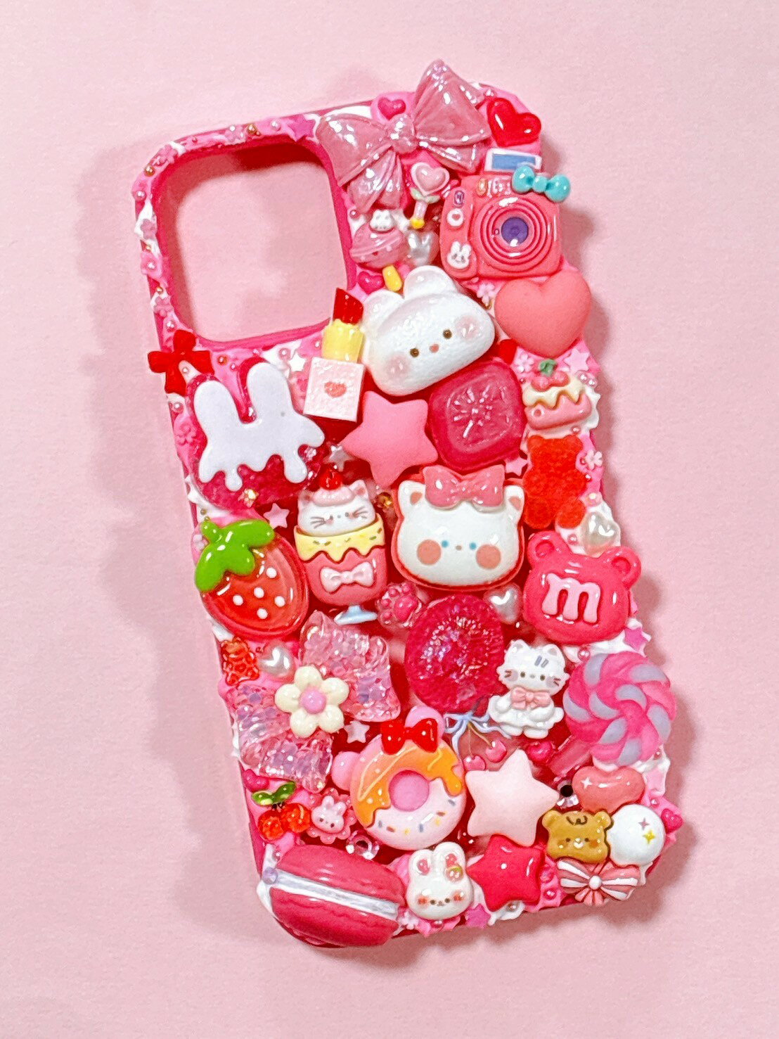 Rakuten - 【スマホケース】　iPhone12　デコ　ホイップ　レジン　　うさぎ　ねこ　ハート　いちご　リボン　ピンク　プレゼント　デコスマホケース　送料無料　アイフォン　かわいい　おしゃれ　個性的　目立つ　ハンドメイド