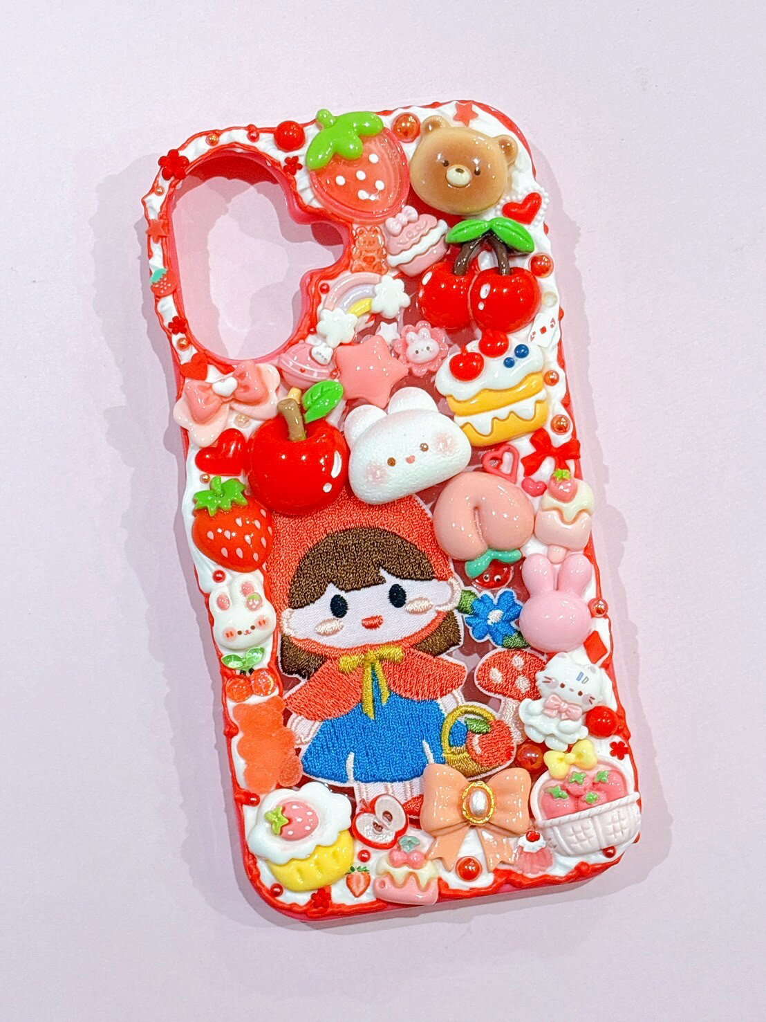 Rakuten - 【スマホケース】　iPhone16　デコ　ホイップ　赤ずきんちゃん　プリンセス　ワッペン　うさぎ　ハート　赤　ピンク　デコスマホケース　送料無料　アイフォン　かわいい　おしゃれ　個性的　目立つ　ハンドメイド