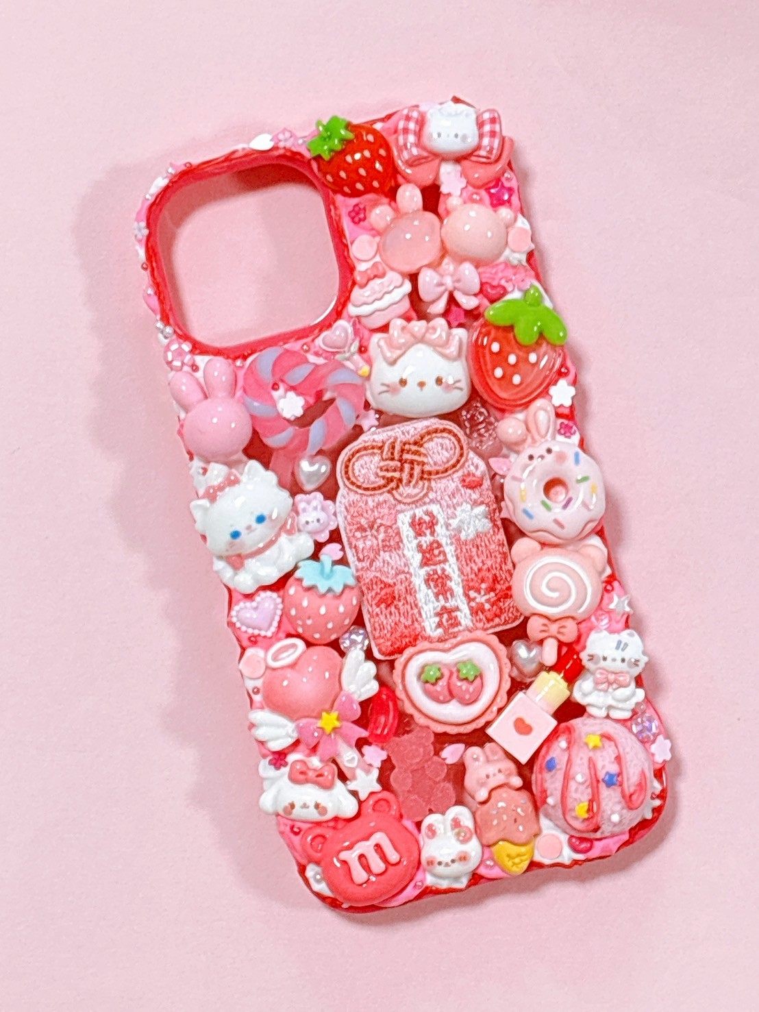 Rakuten - 【スマホケース】　iPhone15　デコ　ホイップ　お守り　ワッペン　うさぎ　ねこ　ハート　いちご　ピンク　デコスマホケース　送料無料　アイフォン　かわいい　おしゃれ　個性的　目立つ　ハンドメイド