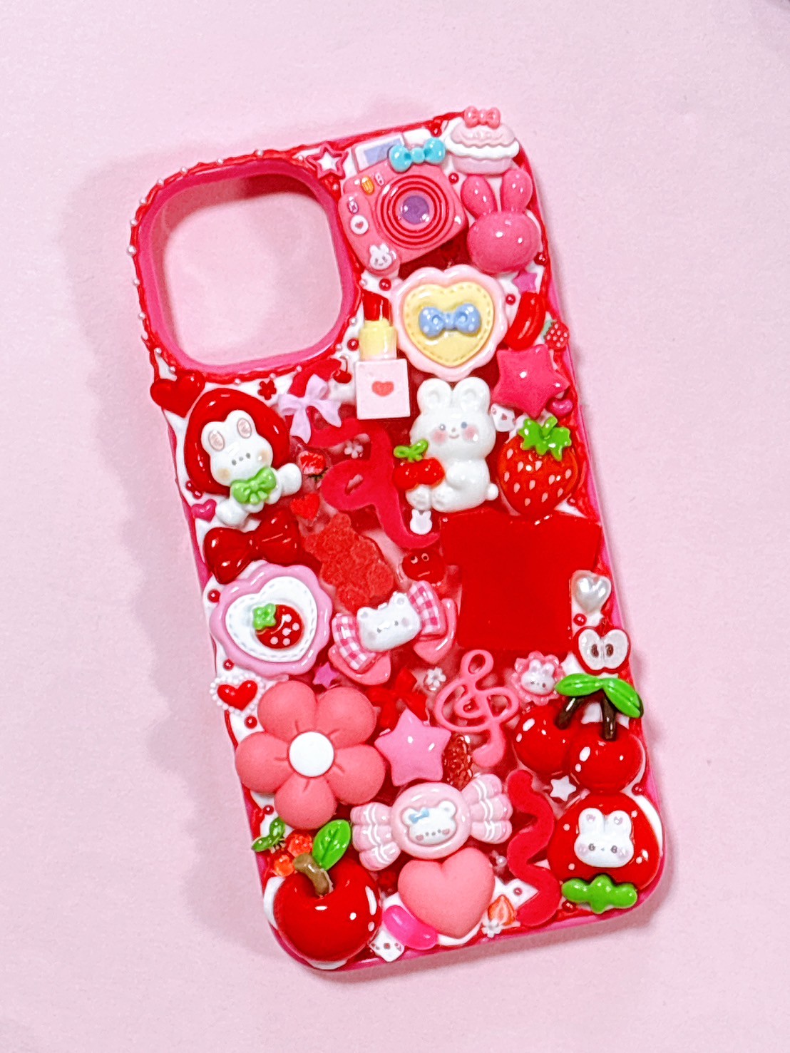 Rakuten - 【スマホケース】　iPhone14　デコ　ホイップ　レジン　うさぎ　ハート　いちご　赤　ピンク　デコスマホケース　送料無料　アイフォン　かわいい　おしゃれ　個性的　目立つ　ハンドメイド