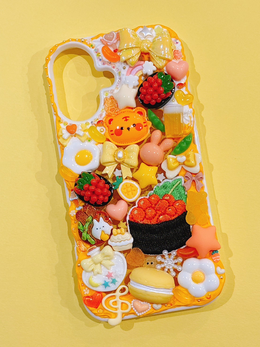 【スマホケース】　iPhone16　デコ ホイップ　いくら　　ワッペン　虎　うさぎ　ビール　寿司　居酒屋　　星　リボン　オレンジ 黄　デコスマホケース　送料無料　アイフォン　かわいい　おしゃれ　個性的　目立つ　ハンドメイド