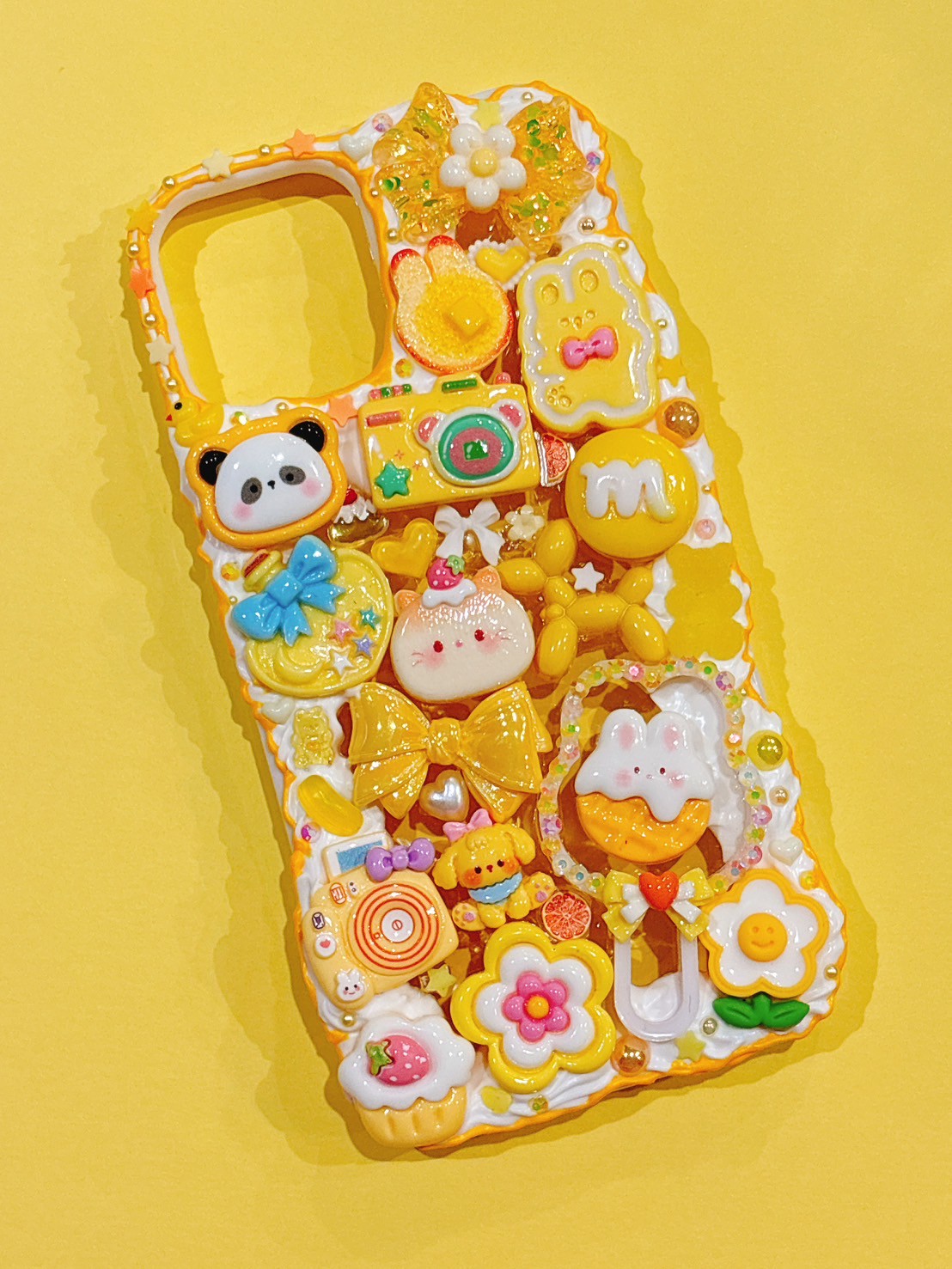 Rakuten - 【スマホケース】　iPhone12　デコ　ホイップ　レジン　ねこ　パンダ　うさぎ　リボン　花　黄色　デコスマホケース　送料無料　アイフォン　かわいい　おしゃれ　個性的　目立つ　ハンドメイド