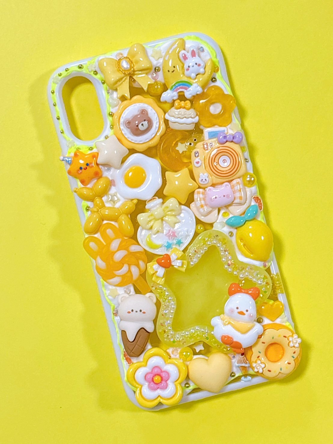 Rakuten - 【スマホケース】　iPhoneX/ XS　デコ　ホイップ　レジン　うさぎ　ハート　星　花　黄色　デコスマホケース　送料無料　アイフォン　かわいい　おしゃれ　ファンシー　個性的　目立つ　ハンドメイド