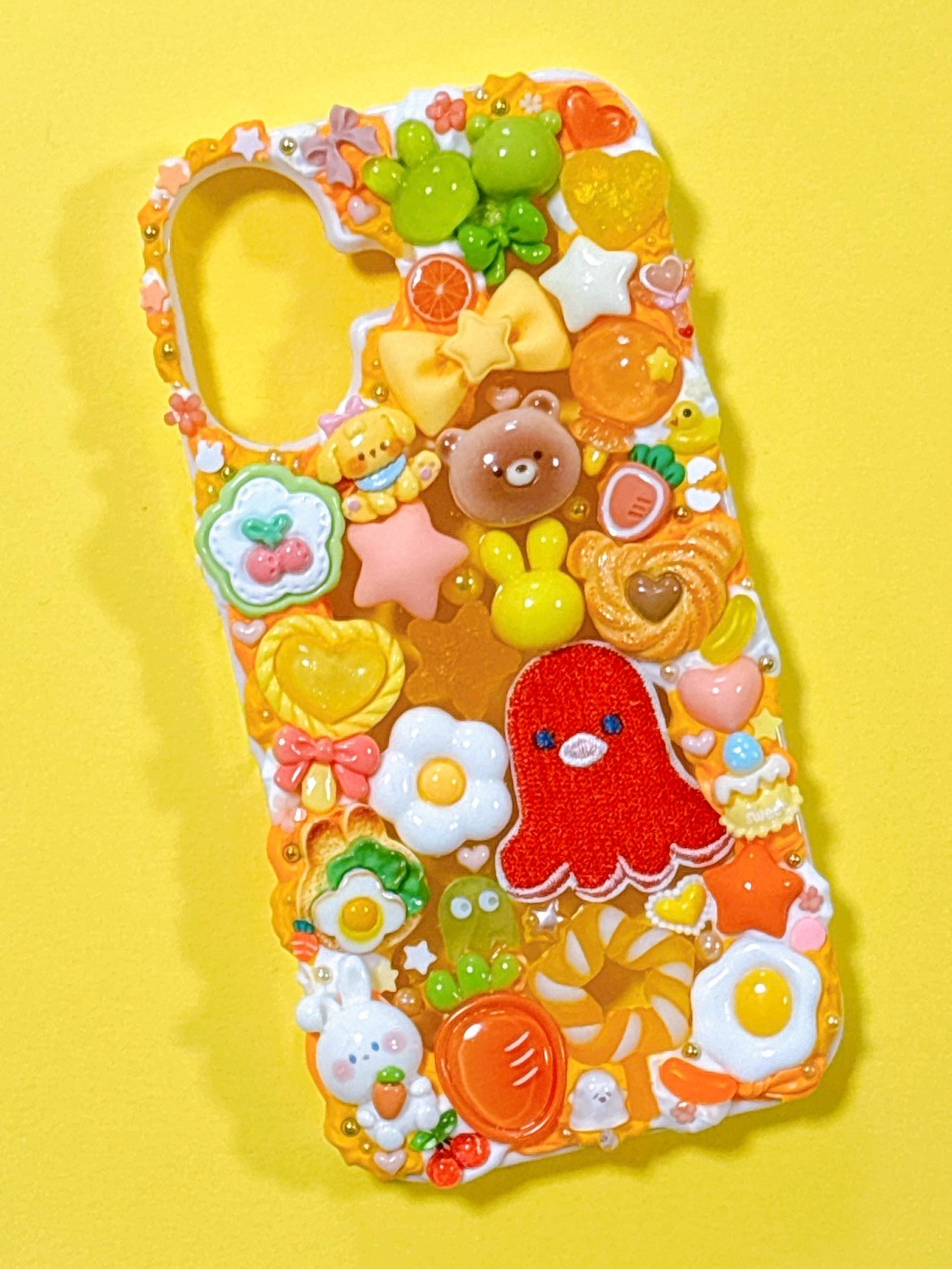 Rakuten - 【スマホケース】　iPhone16　デコ　ホイップ　レジン　タコさんウィンナー　ワッペン　くま　うさぎ　星　にんじん　オレンジ　黄色　デコスマホケース　送料無料　アイフォン　かわいい　おしゃれ　個性的　目立つ　ハンドメイド