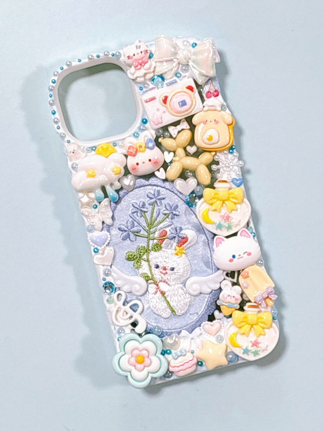 Rakuten - 【スマホケース】　iPhone14　デコ　ホイップ　ねこ　ワッペン　うさぎ　ねこ　リボン　白　デコスマホケース　送料無料　アイフォン　かわいい　おしゃれ　ファンシー　個性的　目立つ　ハンドメイド